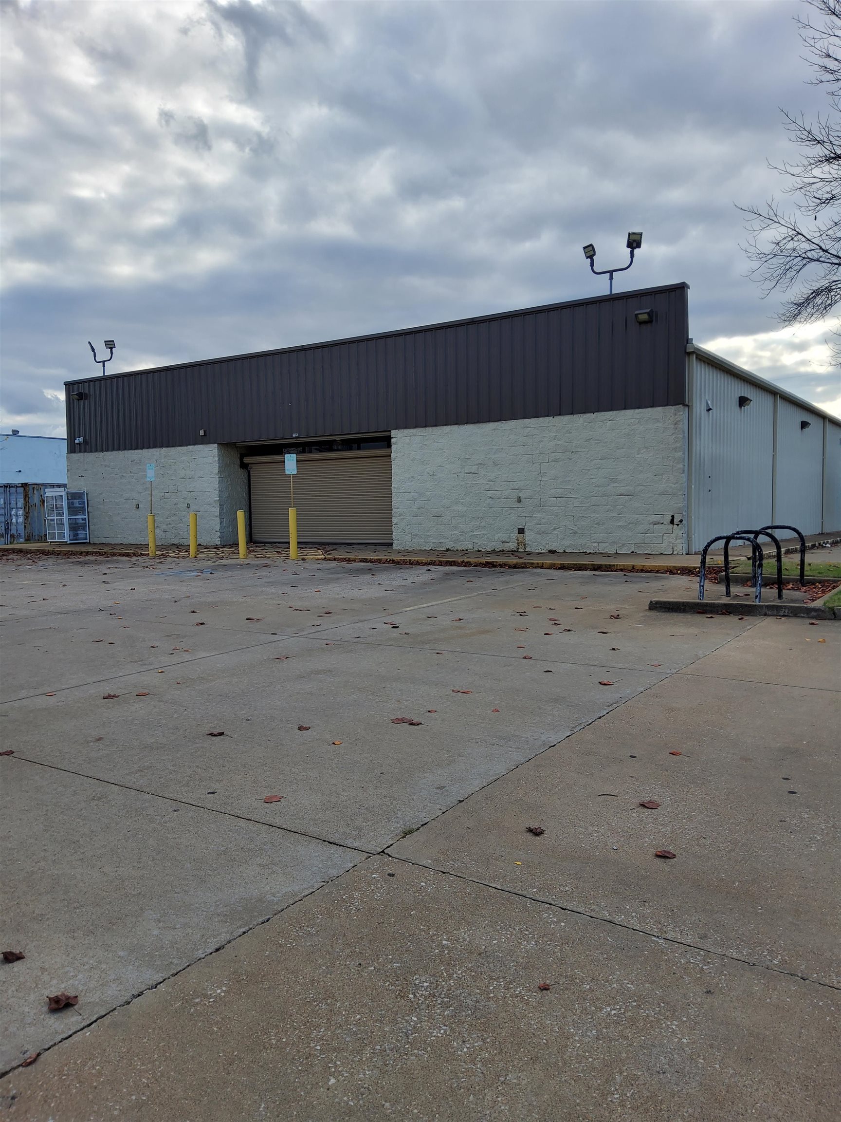 2245 Lamar Ave — photo
