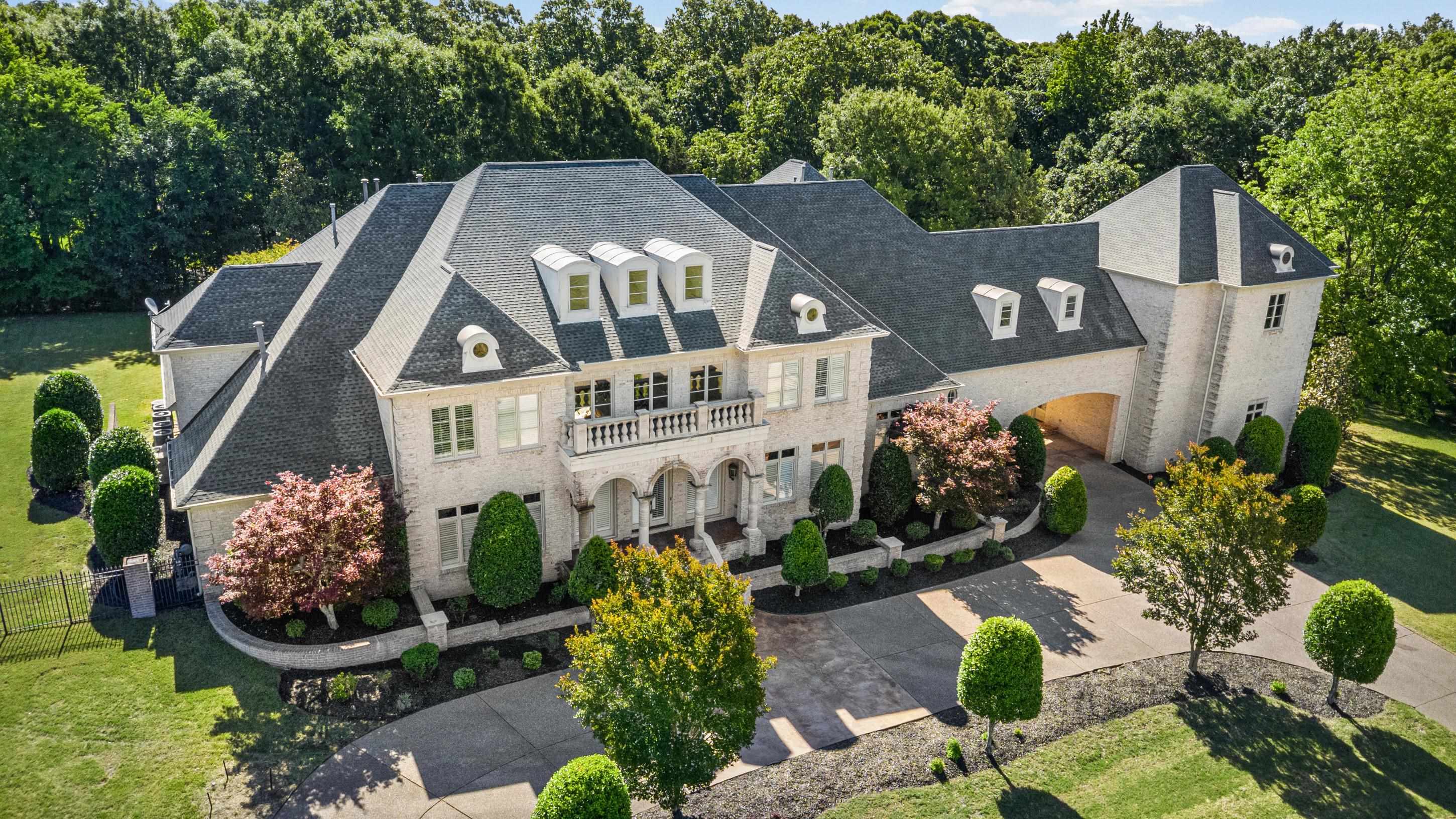 400 Buckland CV — photo