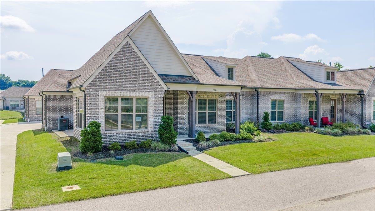 3036 Wiltshire CV — photo