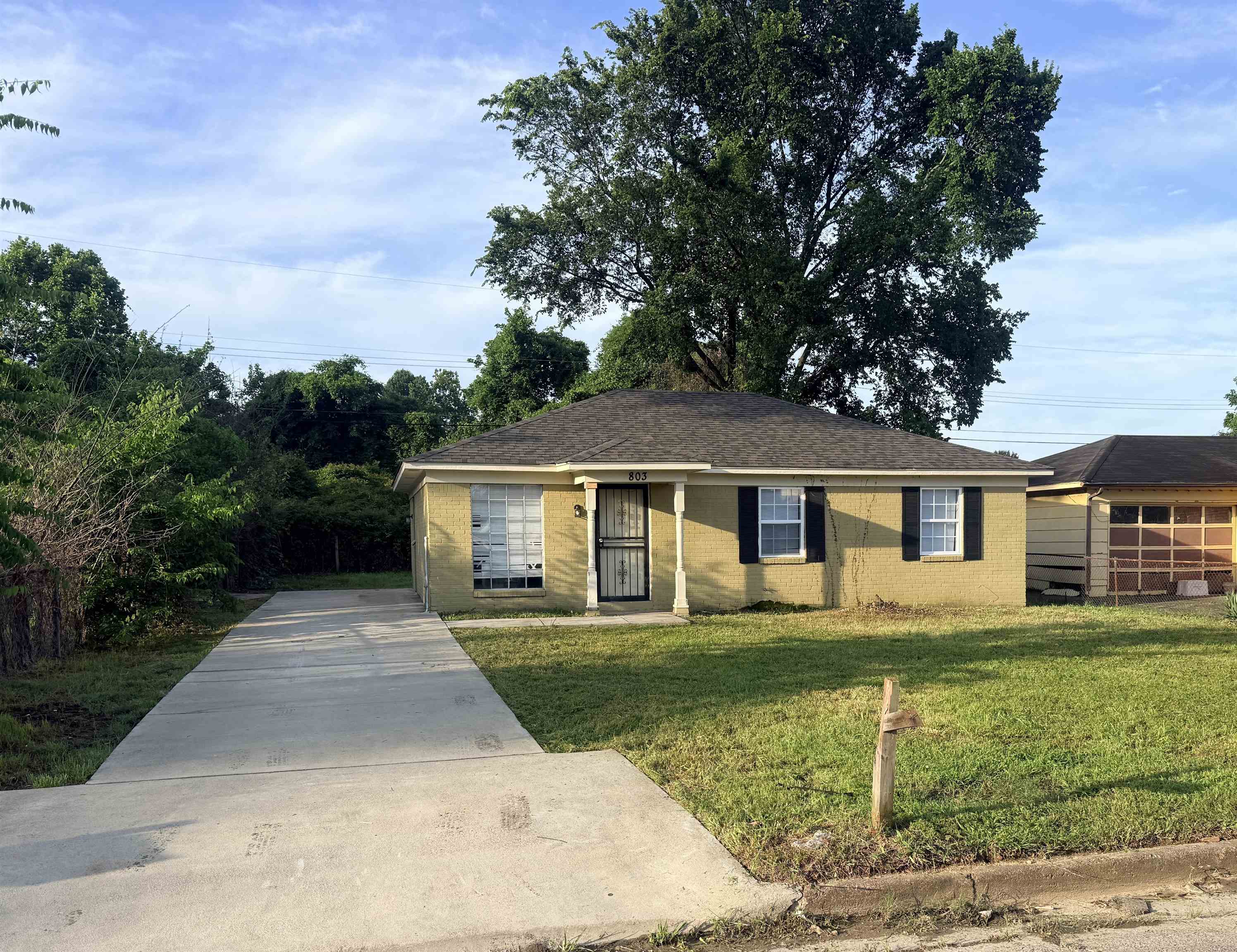 803 Cavalier Dr — photo