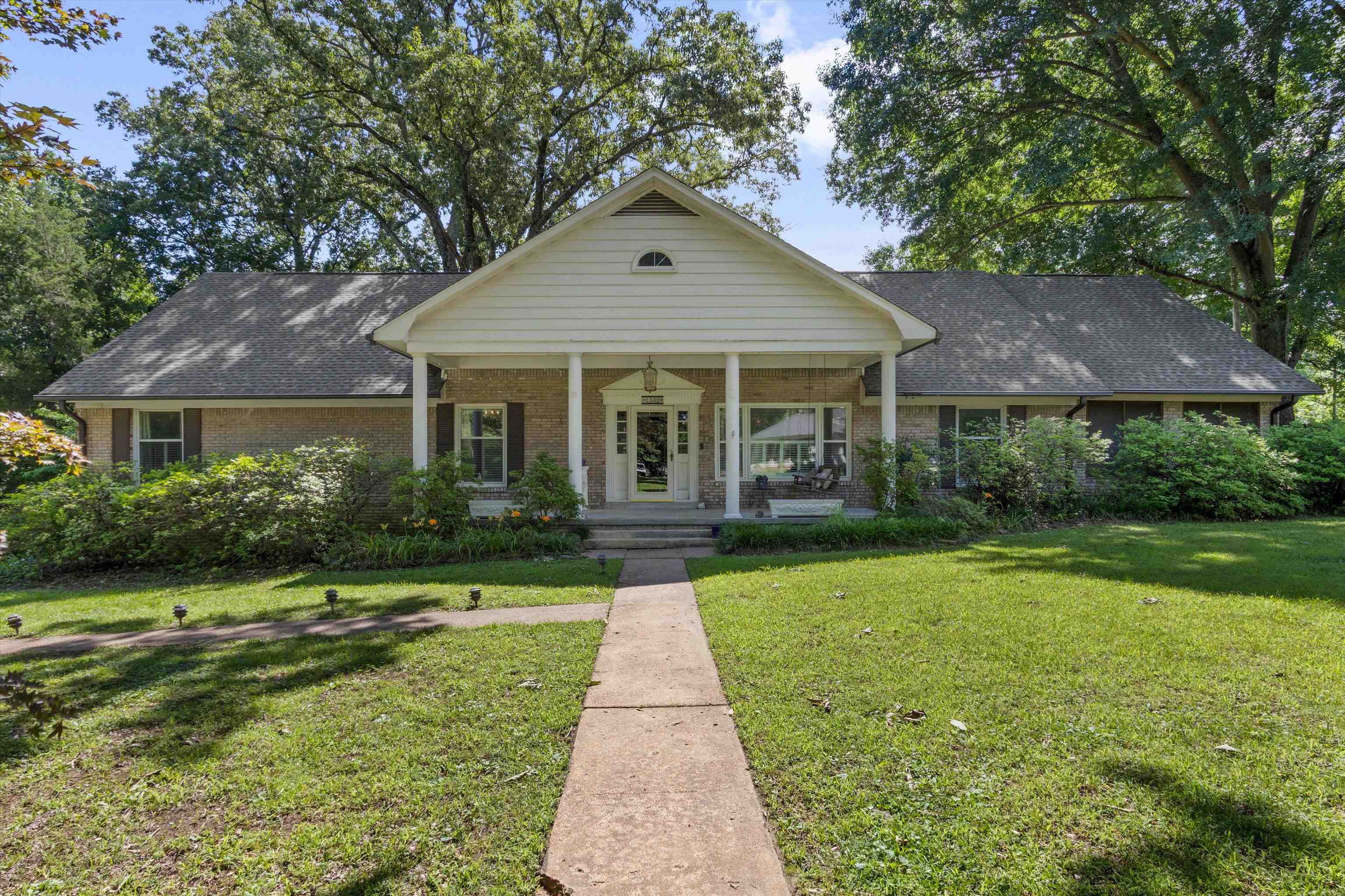 2532 E Hawthorne Rd — photo