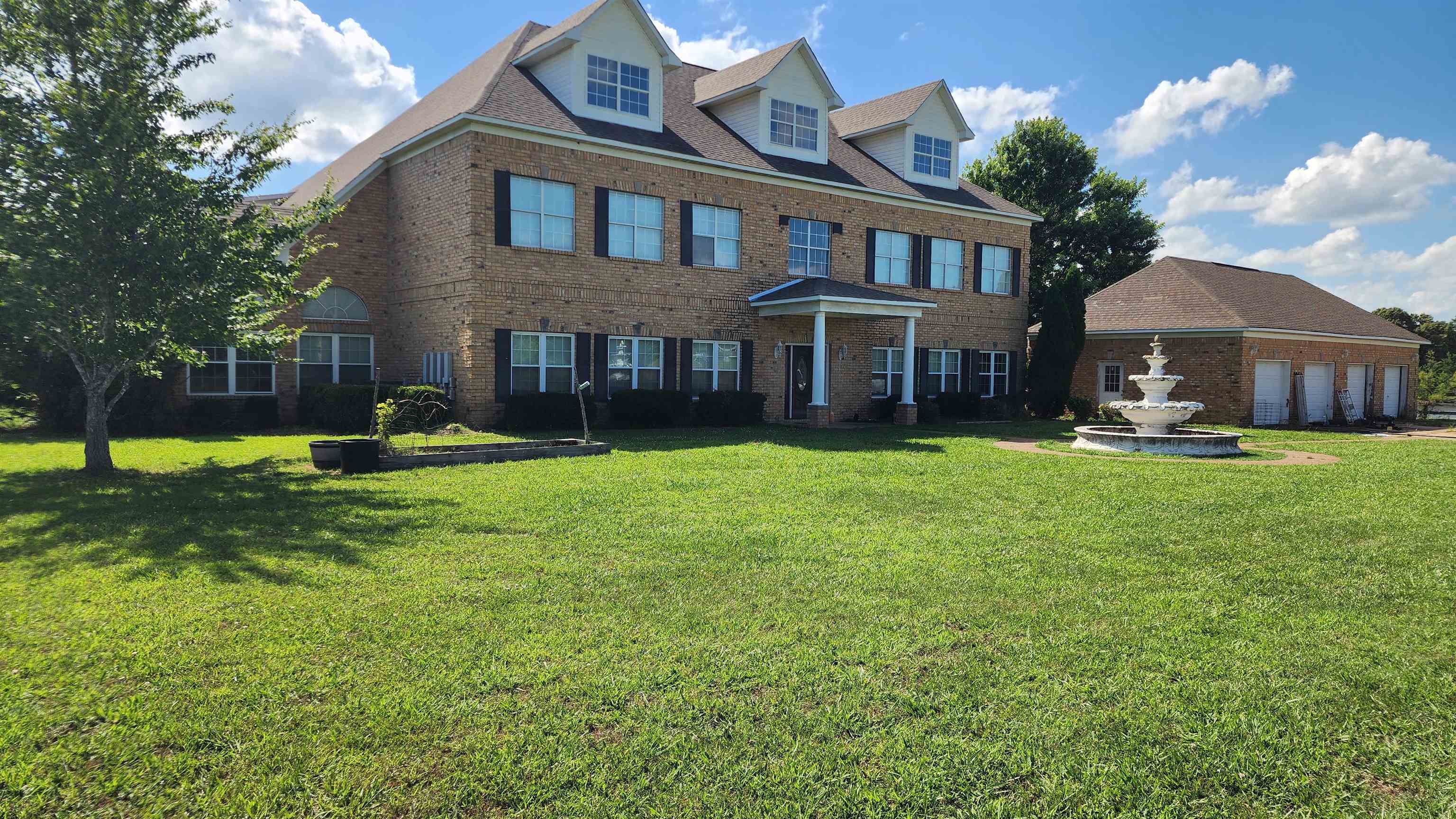 500/498 Morrison Ln — photo