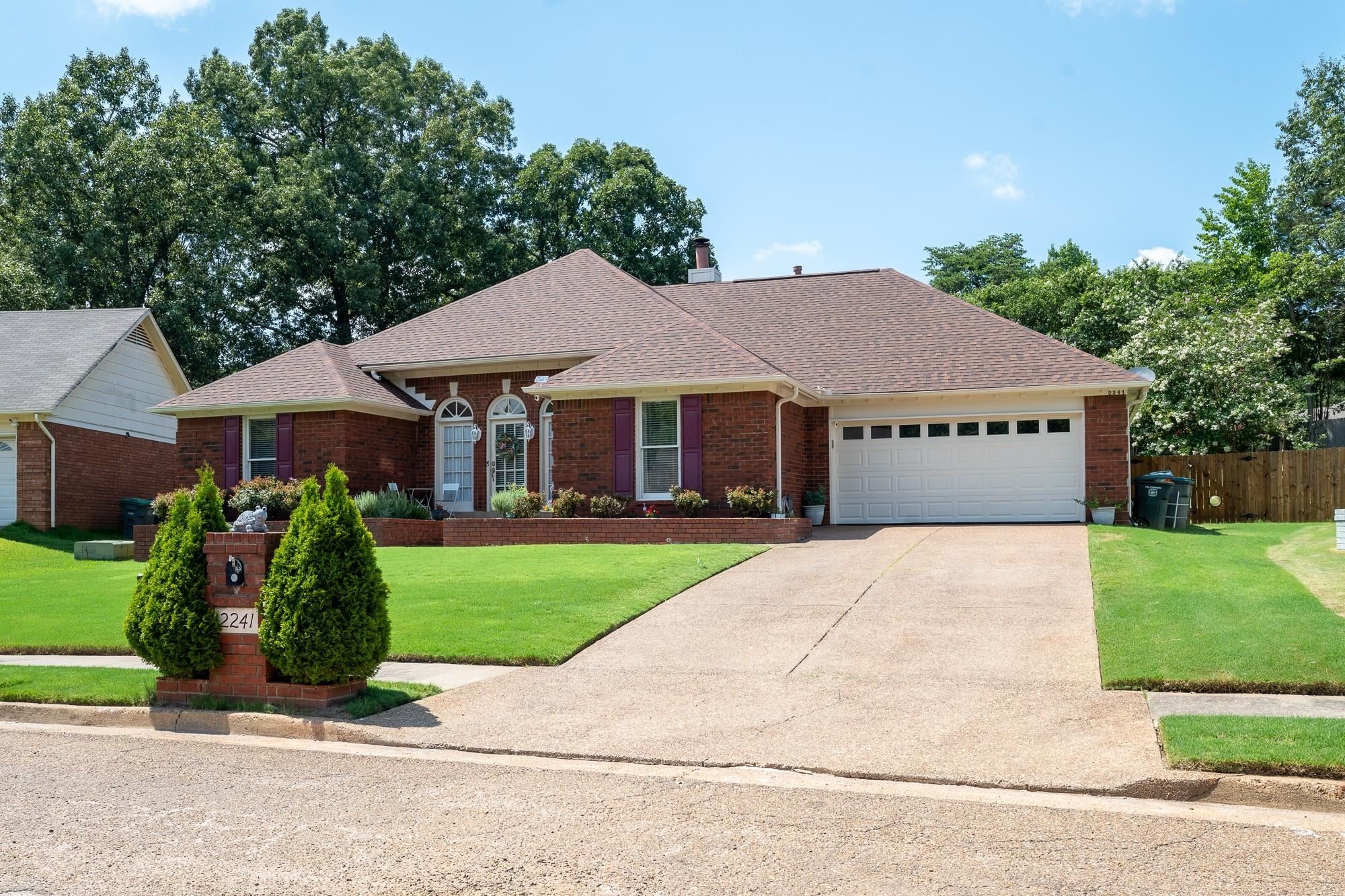 2241 Oak Hollow Ln — photo