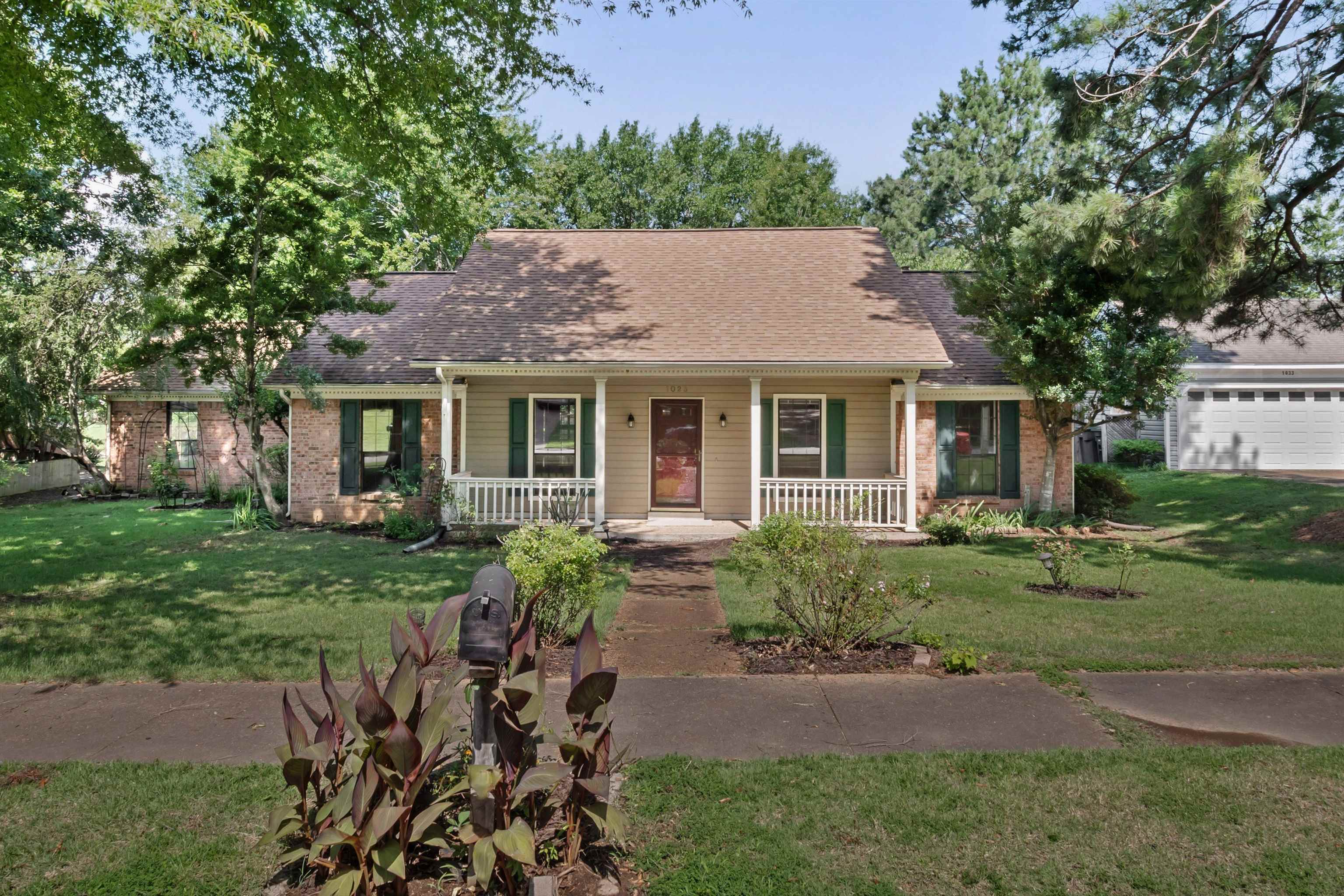 1023 Hunters Point Dr — photo