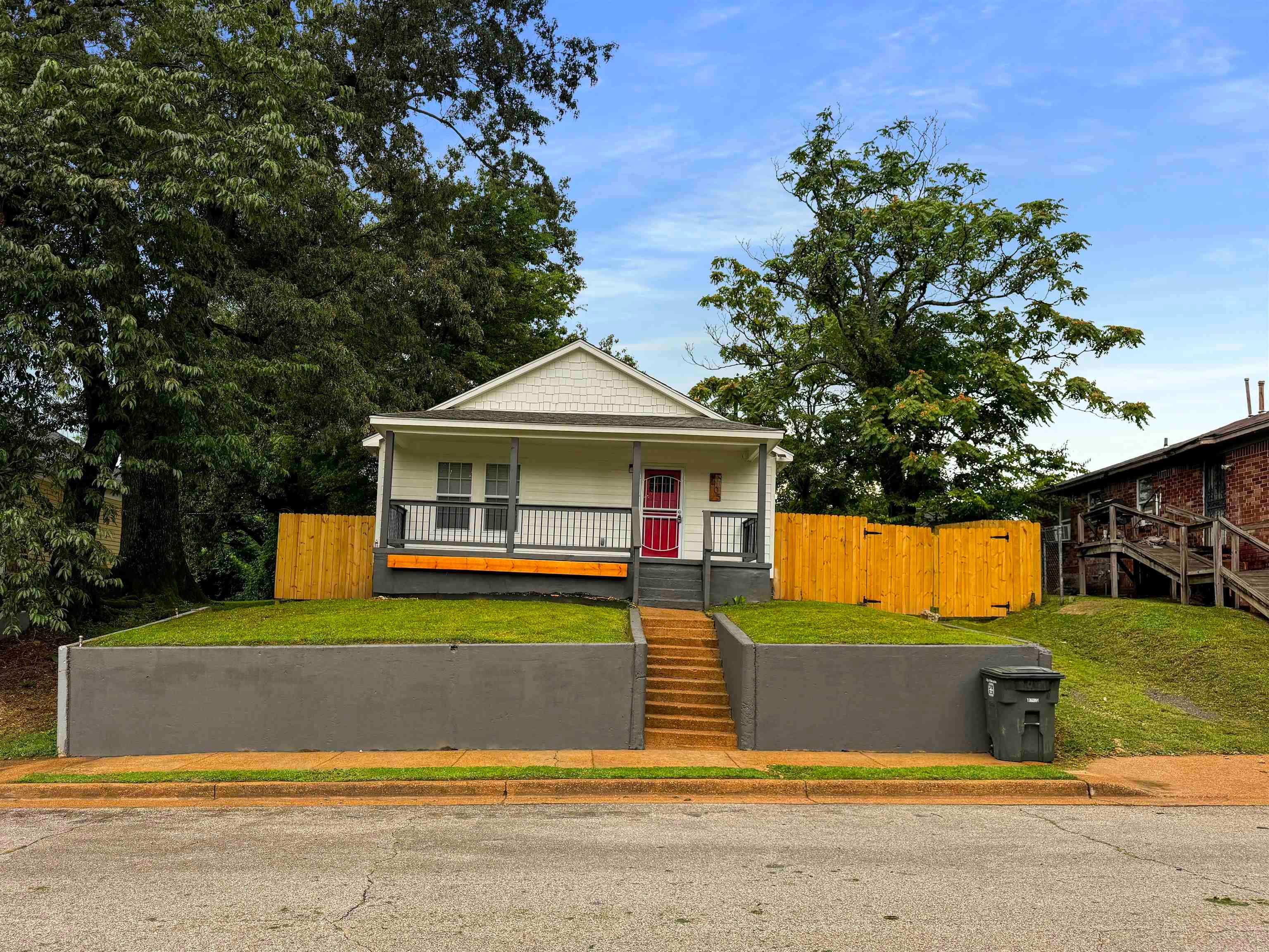 1405 Woodward St — photo