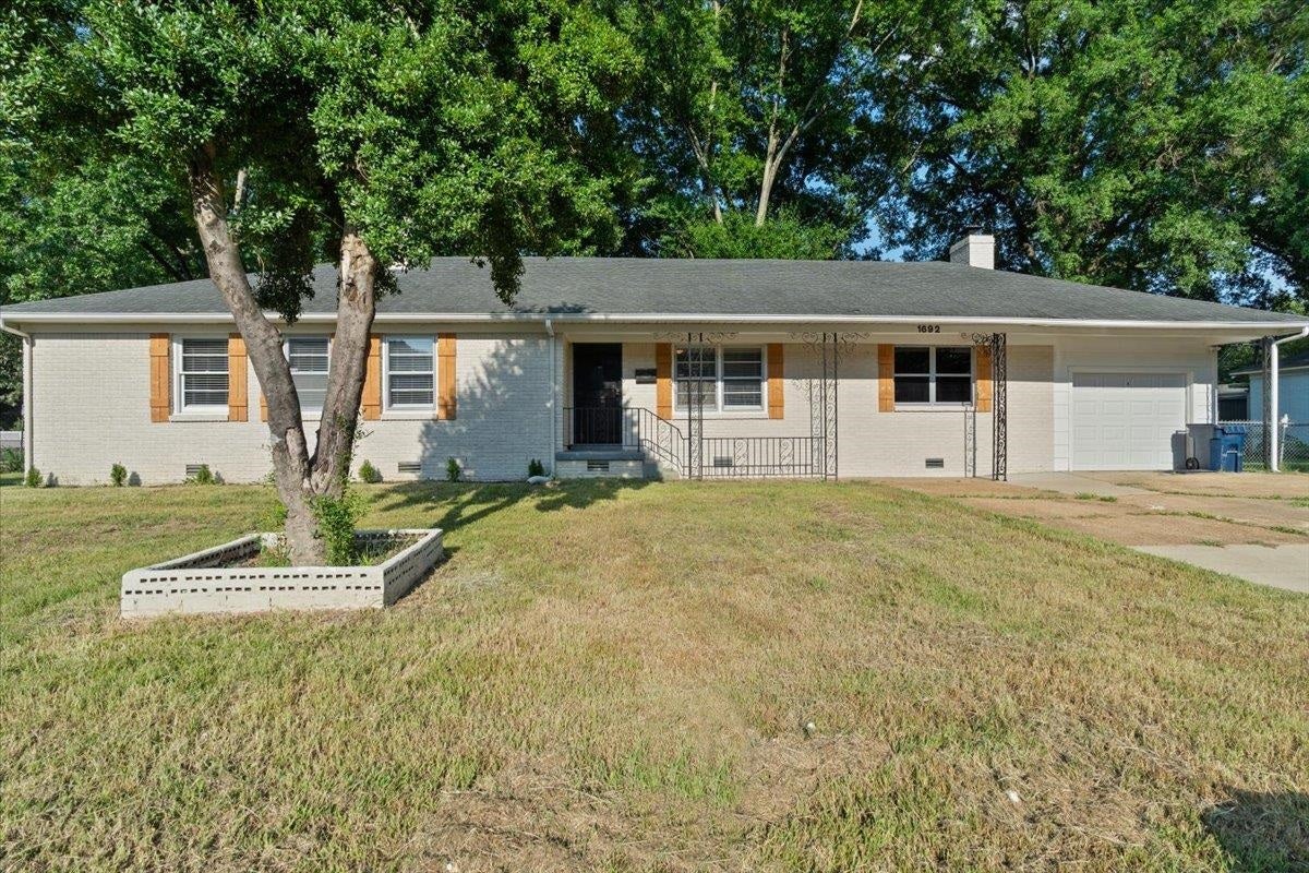 1692 Cornelia Dr — photo
