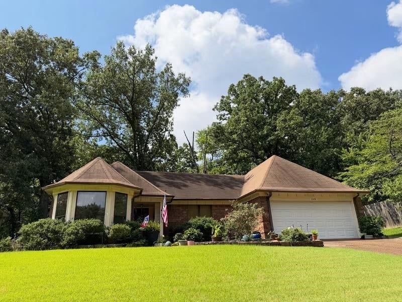 2249 Easton Dr — photo
