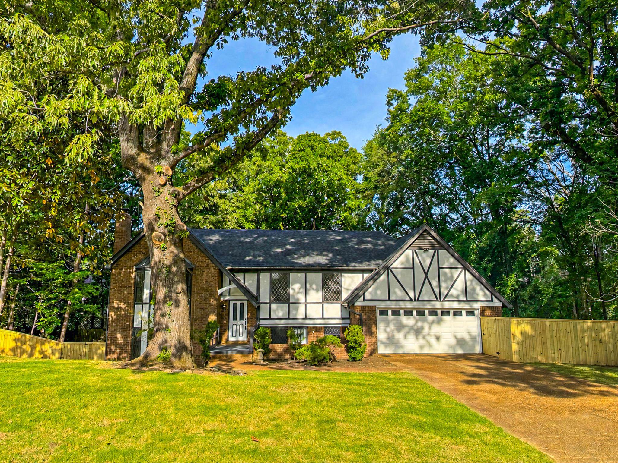 2265 Easton Dr — photo