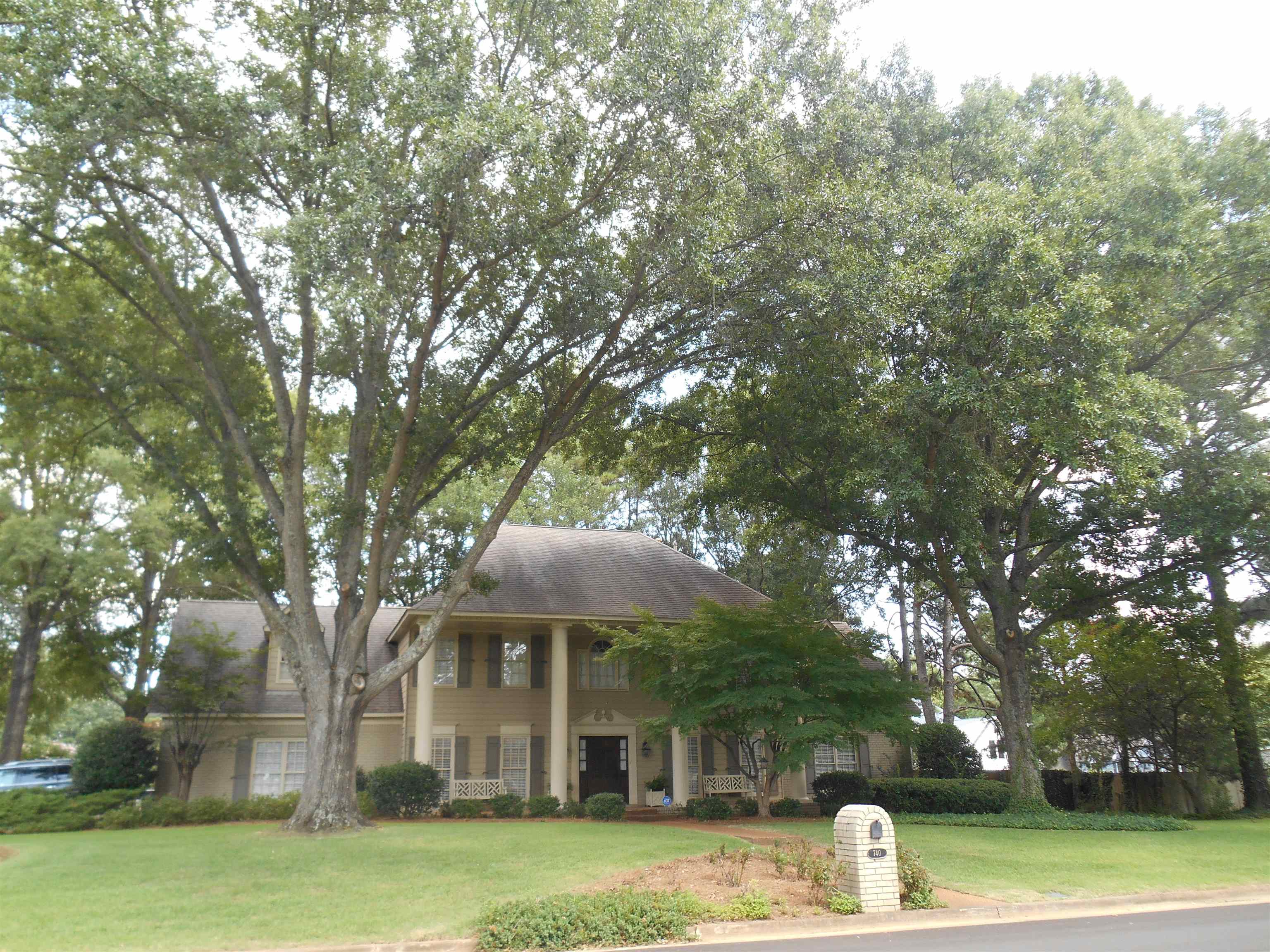 740 Rolling Oaks Ln — photo
