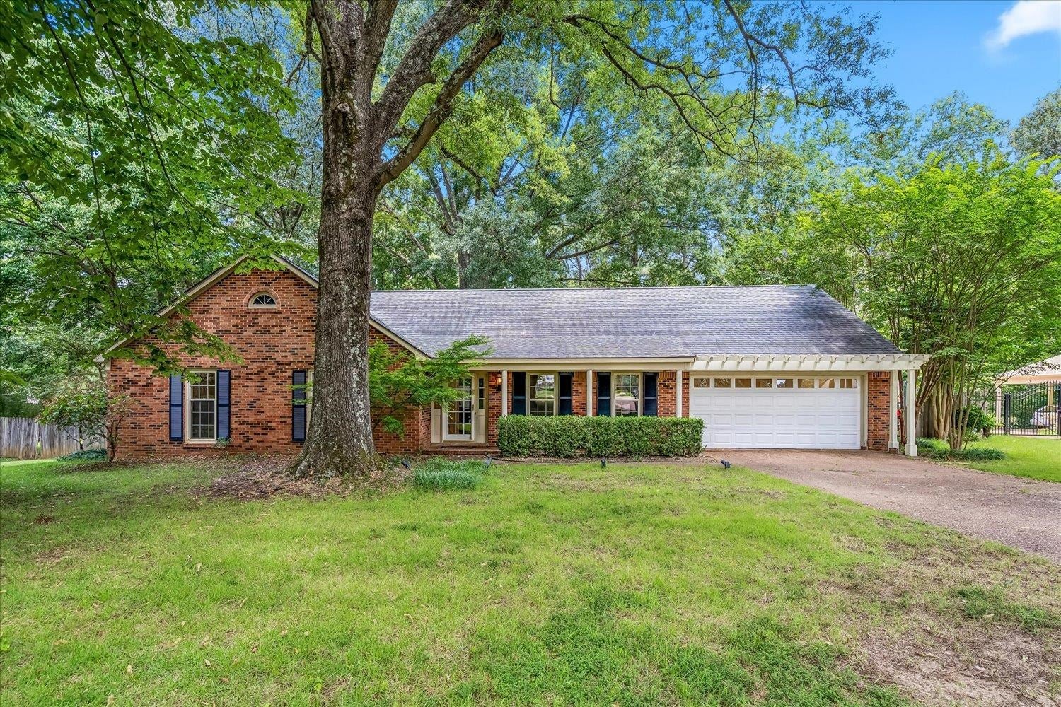 1528 Holly Hill Dr — photo