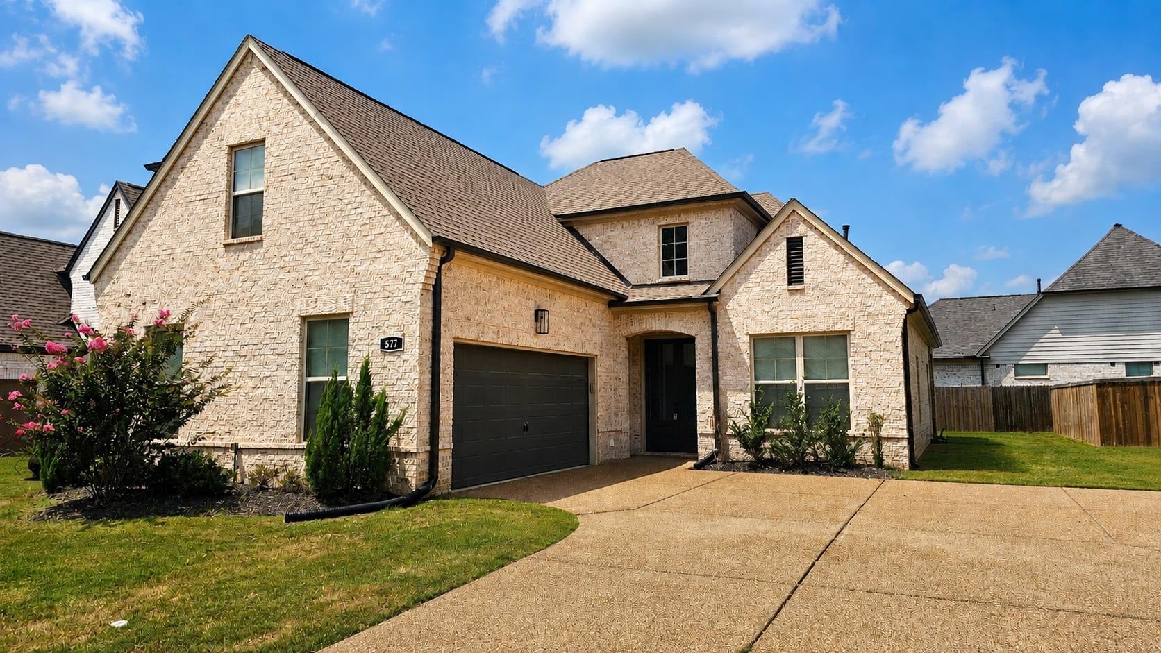577 Holden Dr — photo