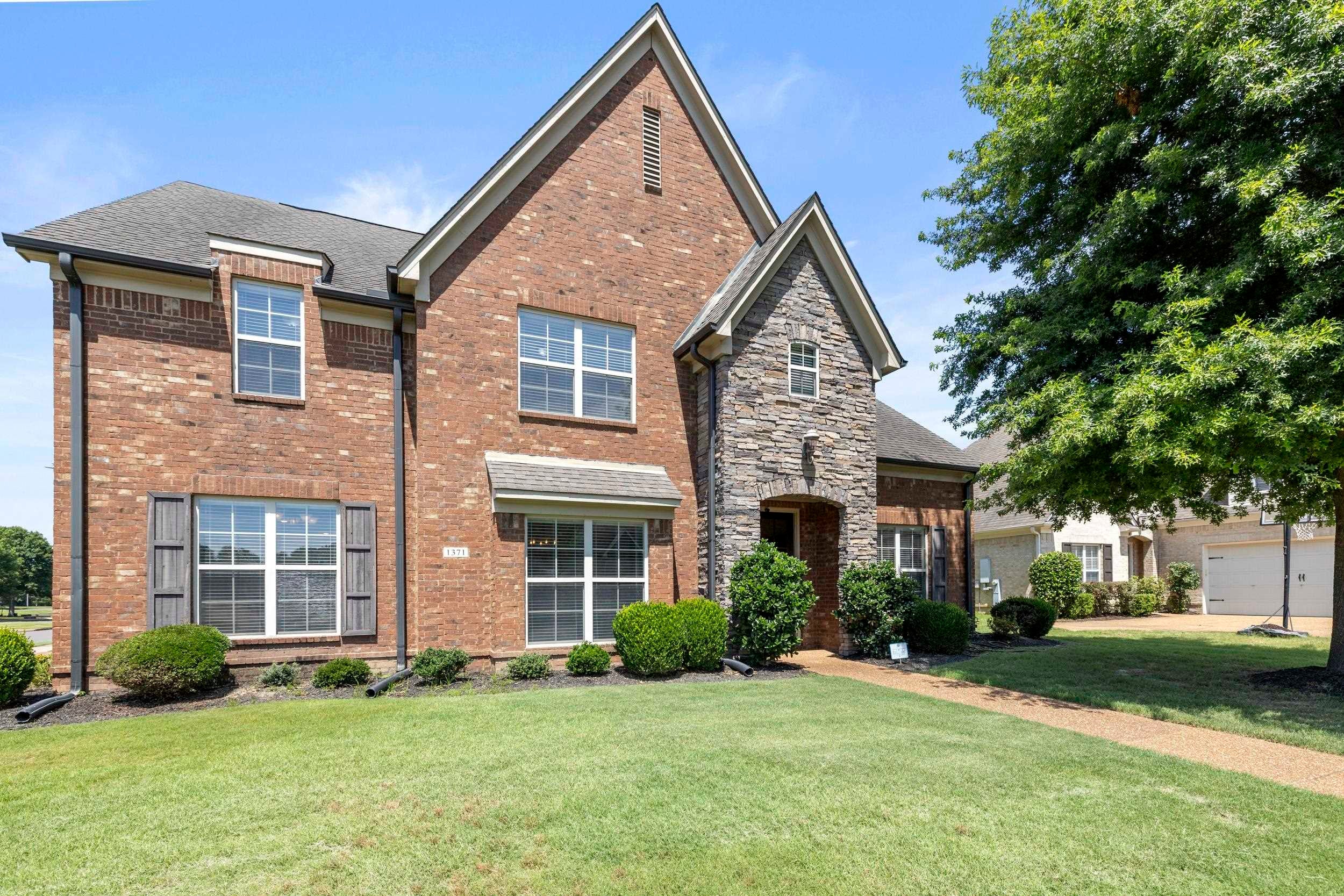 1371 Raindrop Dr — photo