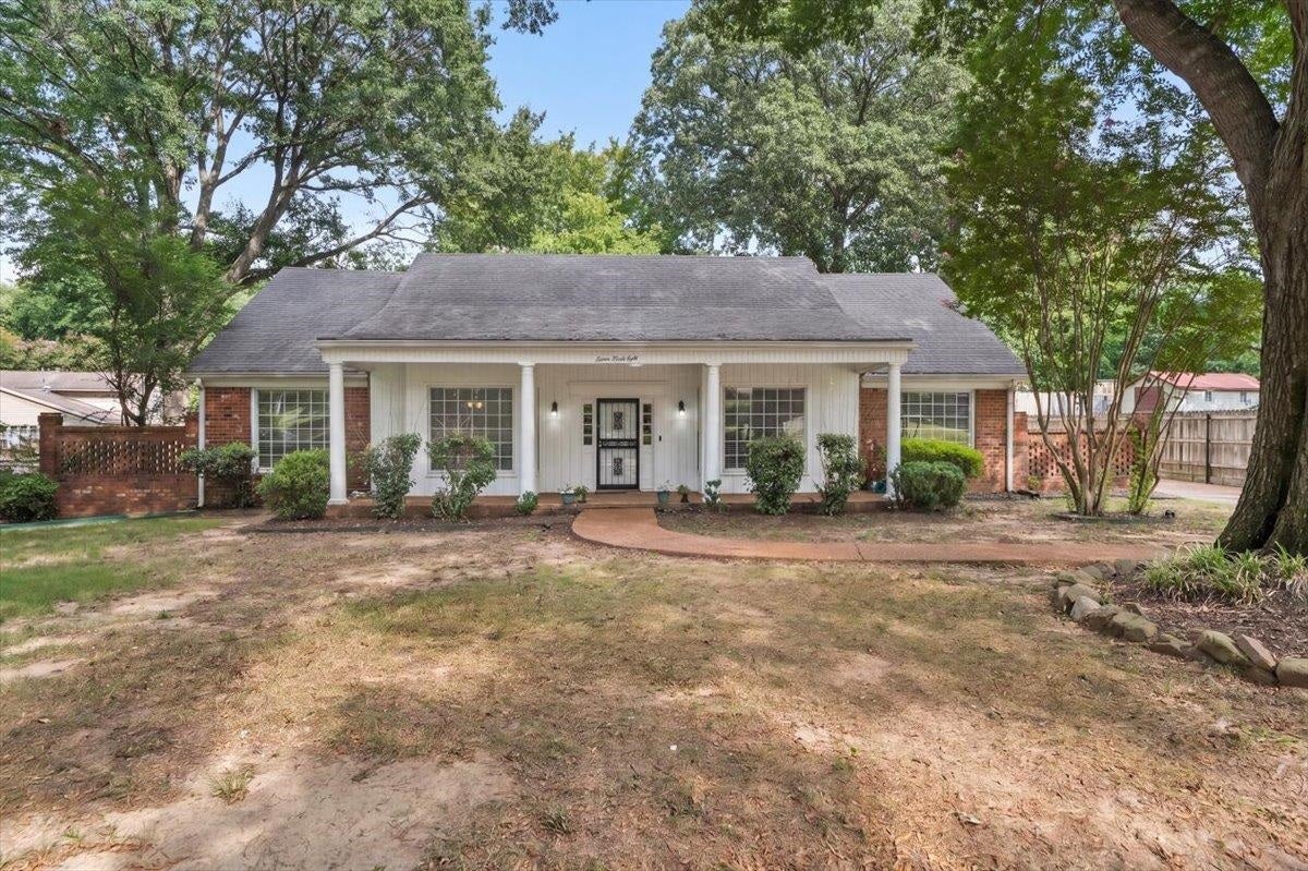 1528 Eastridge Dr — photo