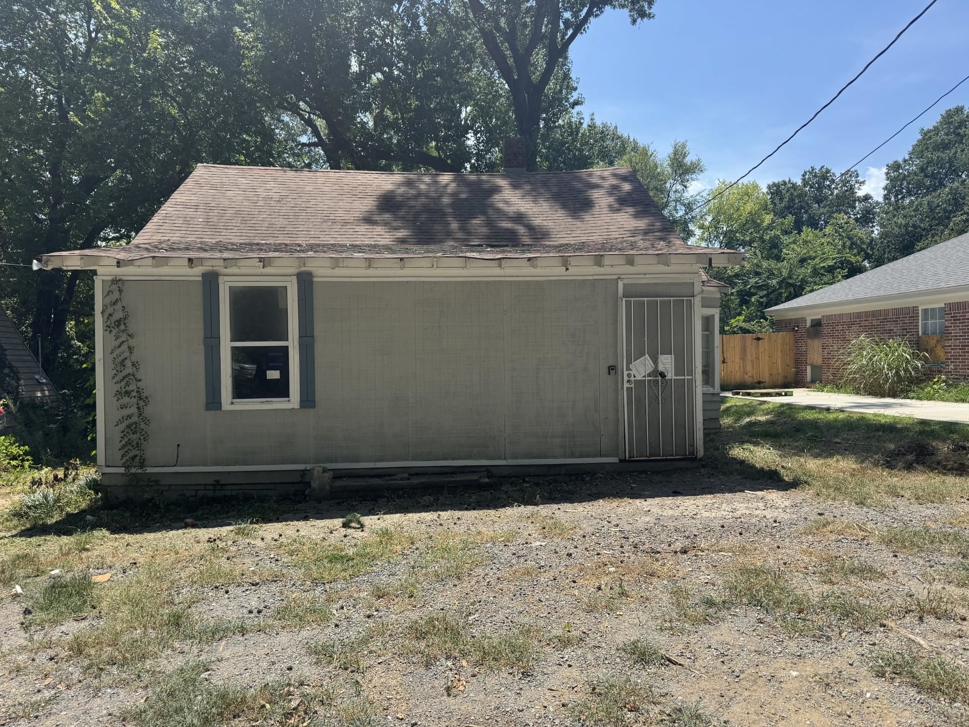 1829 the Oaks Ave — photo