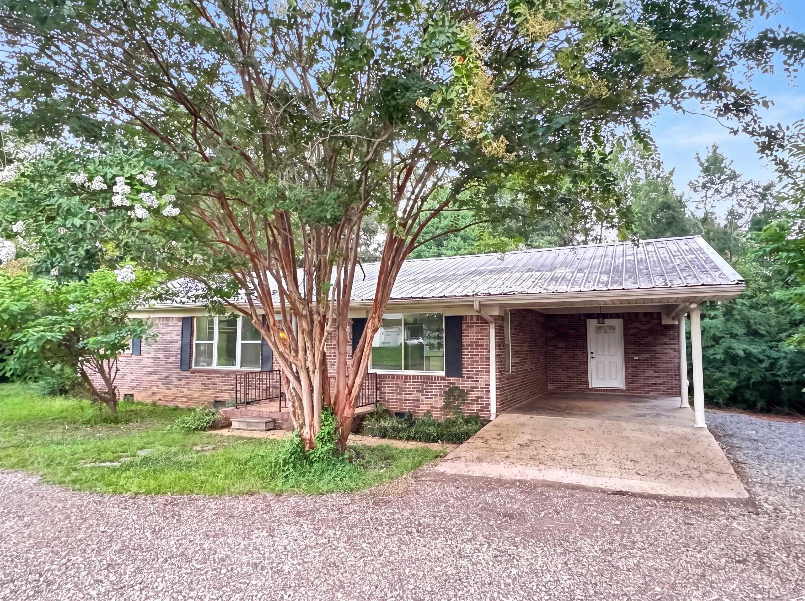 422 W Main Rd — photo