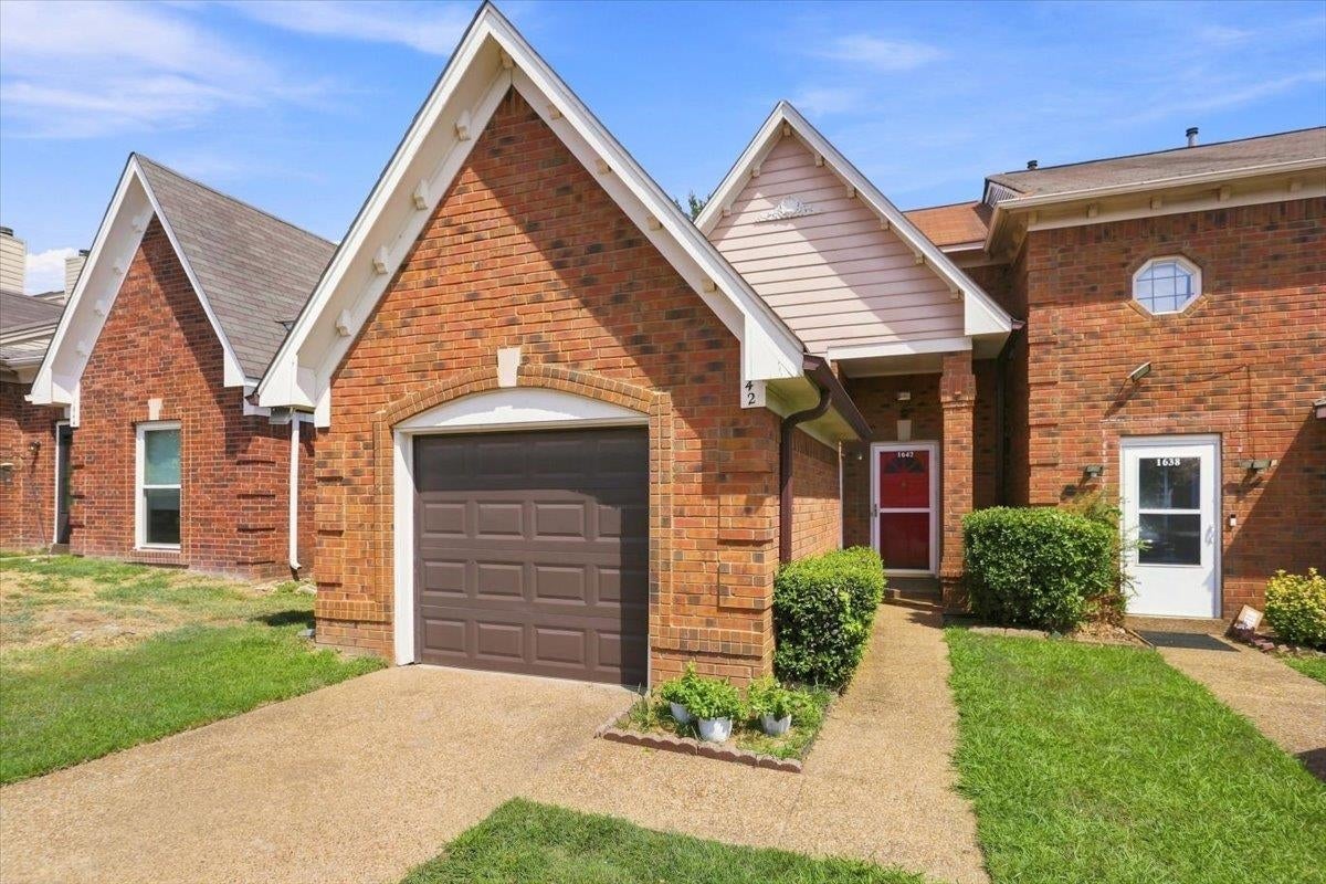 1642 Red Barn Dr — photo