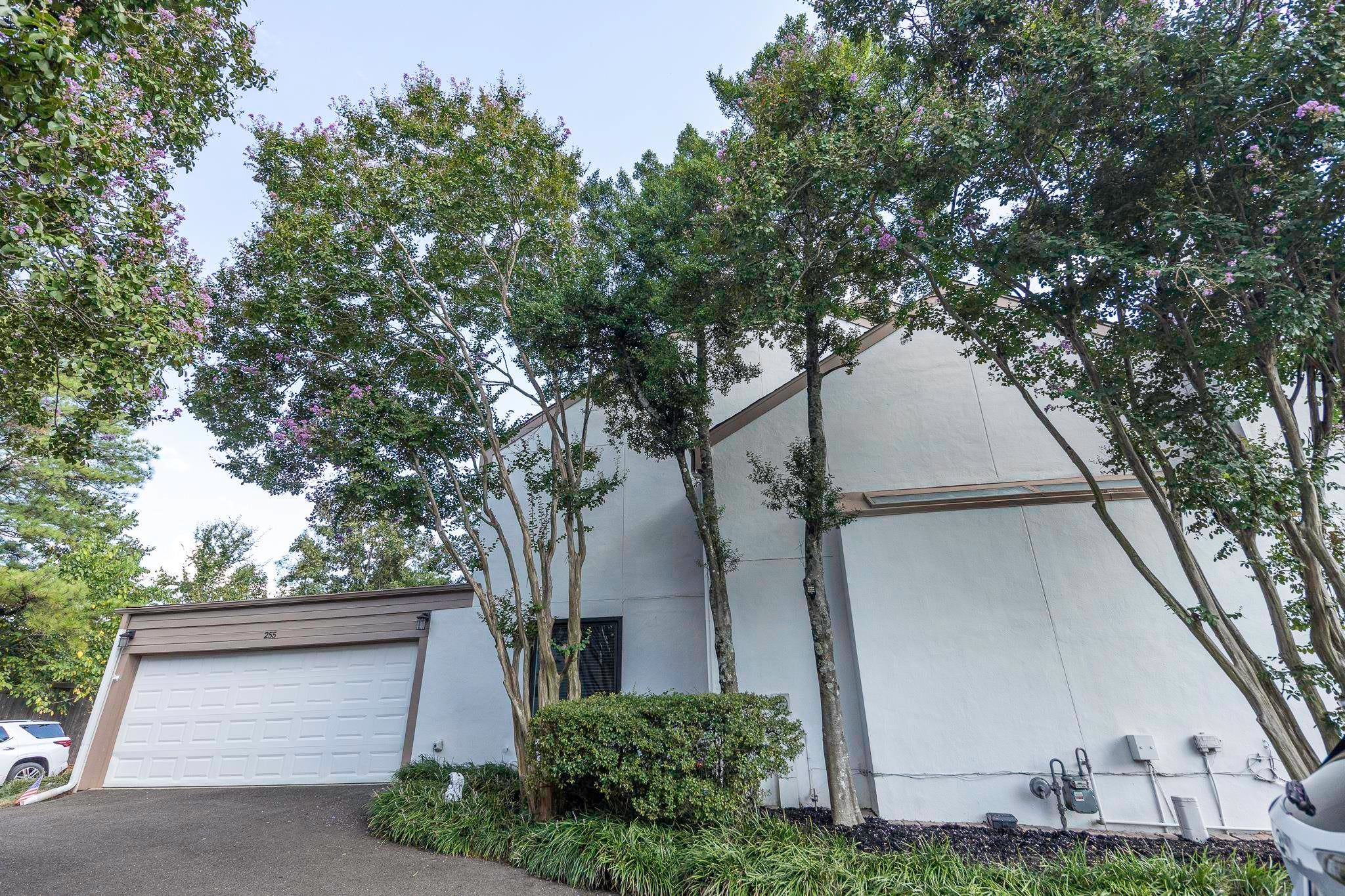 255 Aviva Dr — photo