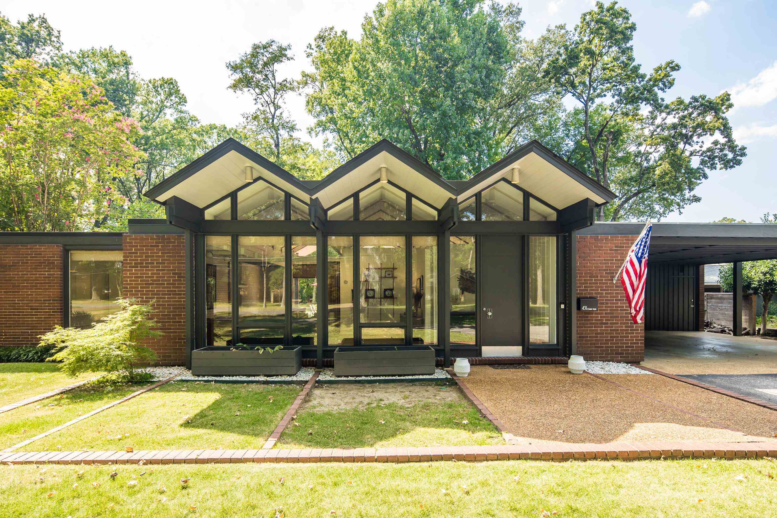 431 E Erwin Dr — photo