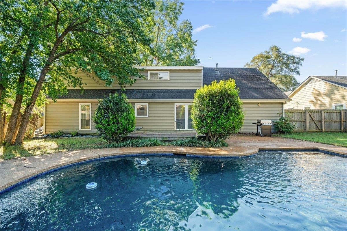 8438 River Glen Dr — photo