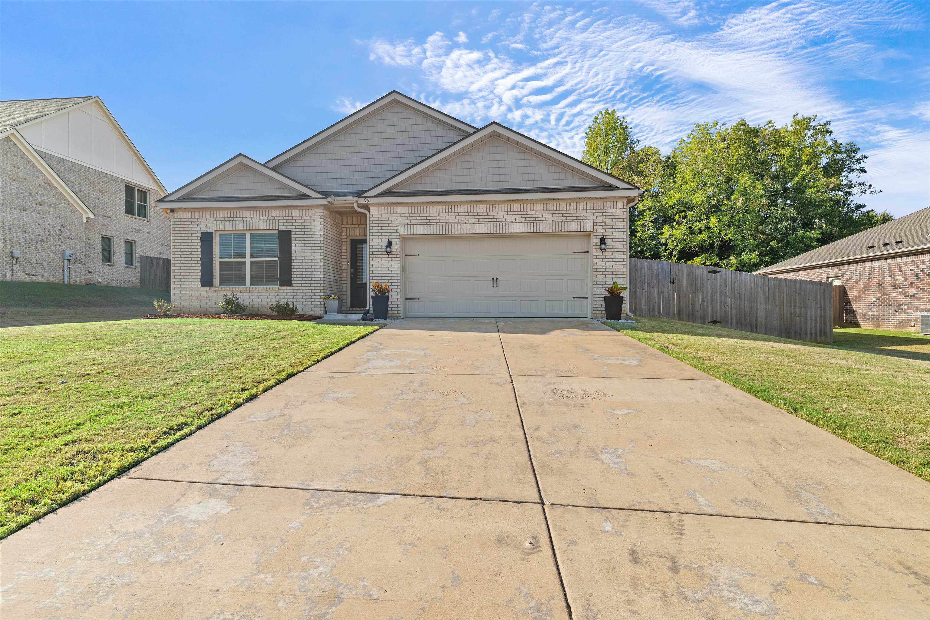 95 Fairway Hills Dr — photo