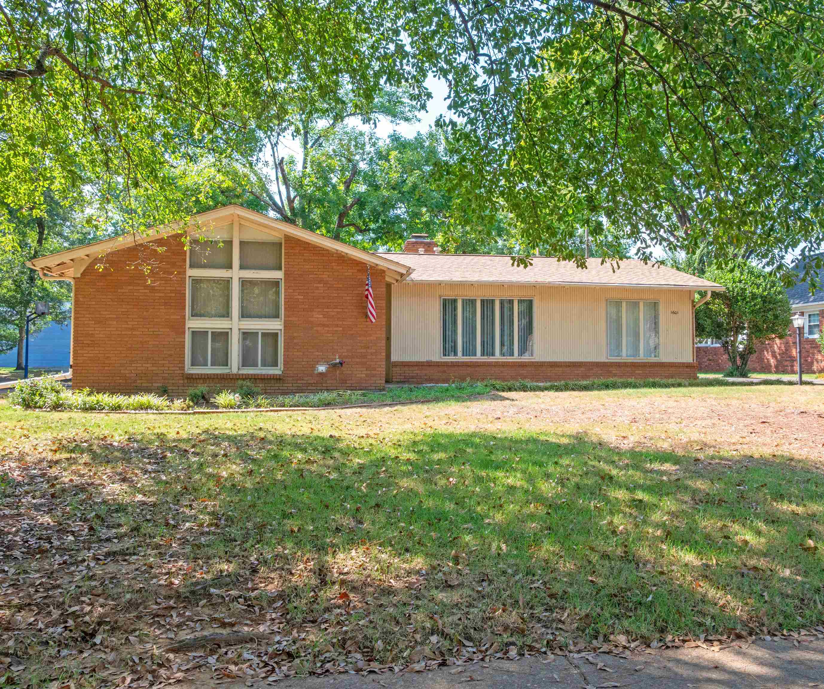 1601 W Crestwood Dr — photo
