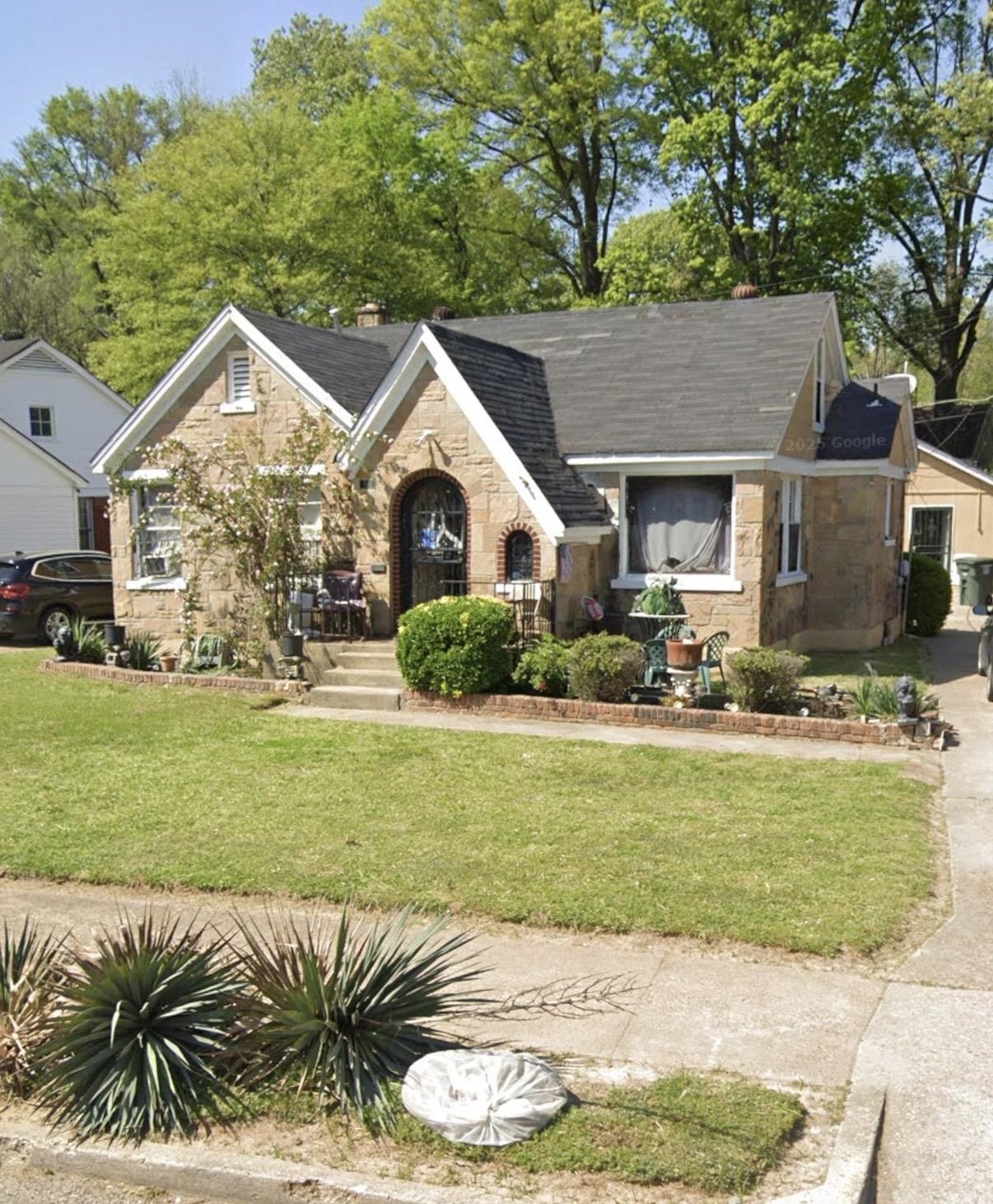 688 E McKellar Ave — photo