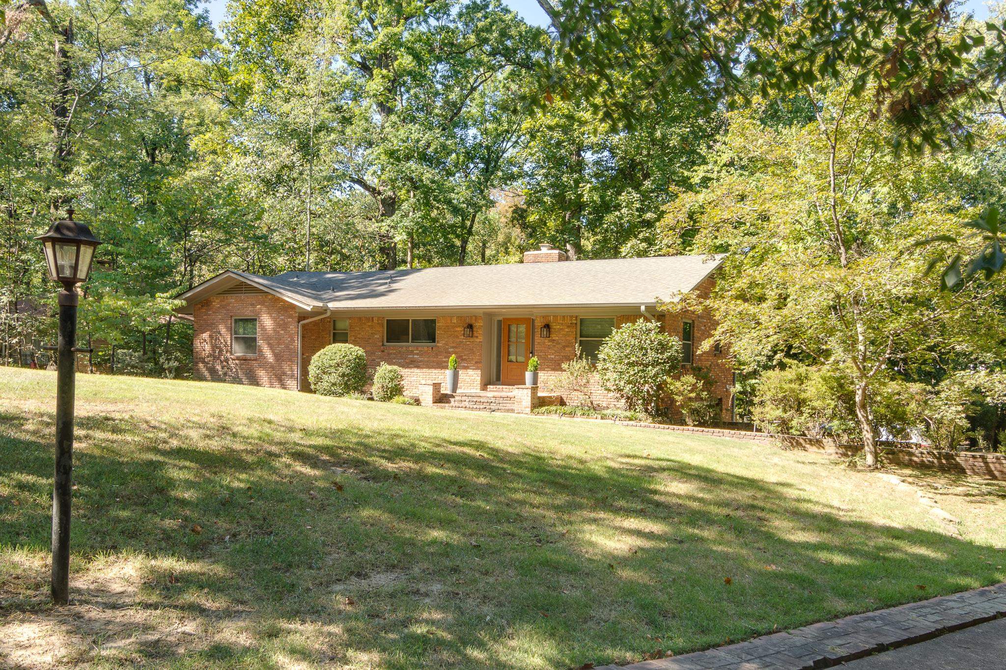 1423 W Crestwood Dr — photo