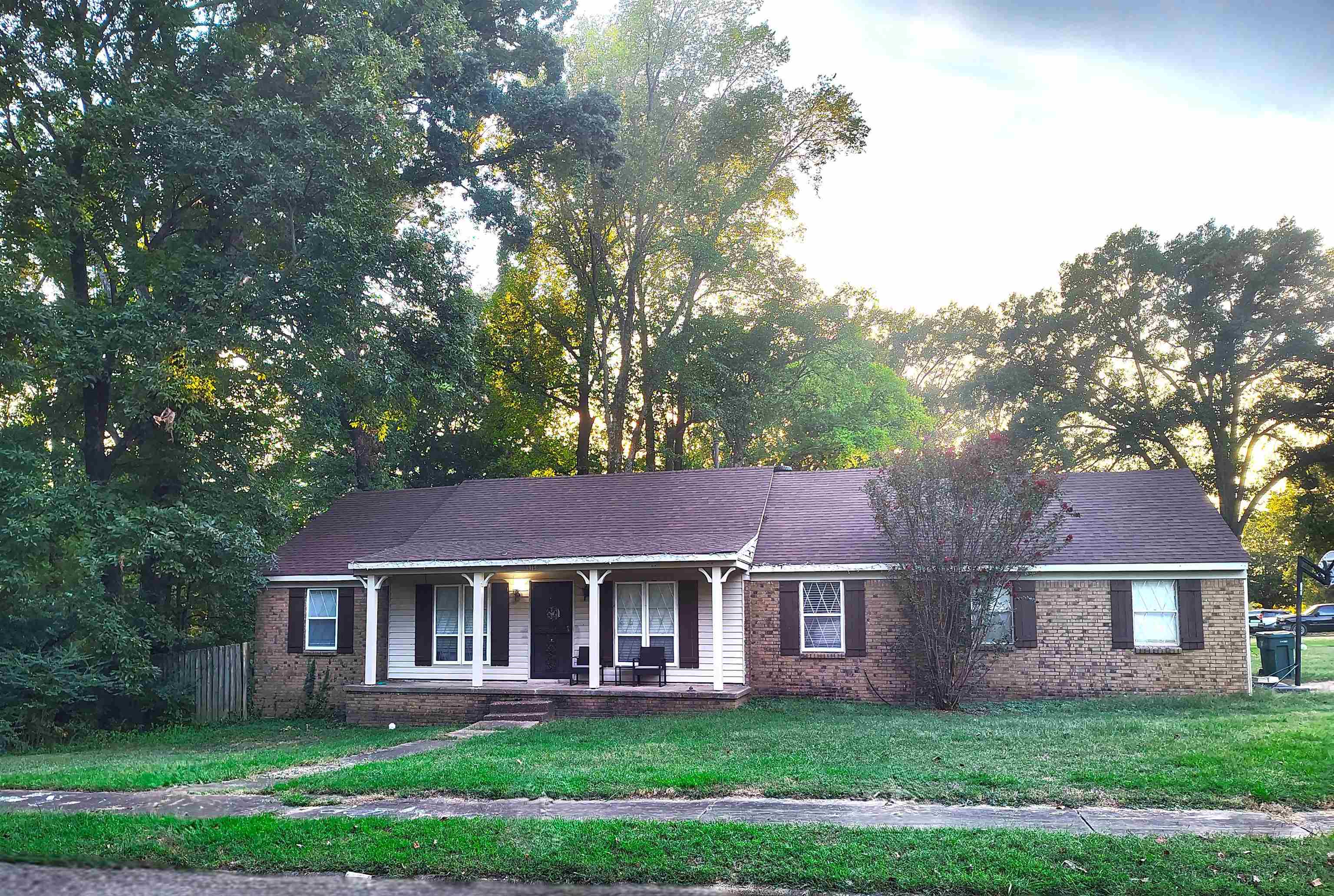 1915 Hampton Hill Dr — photo