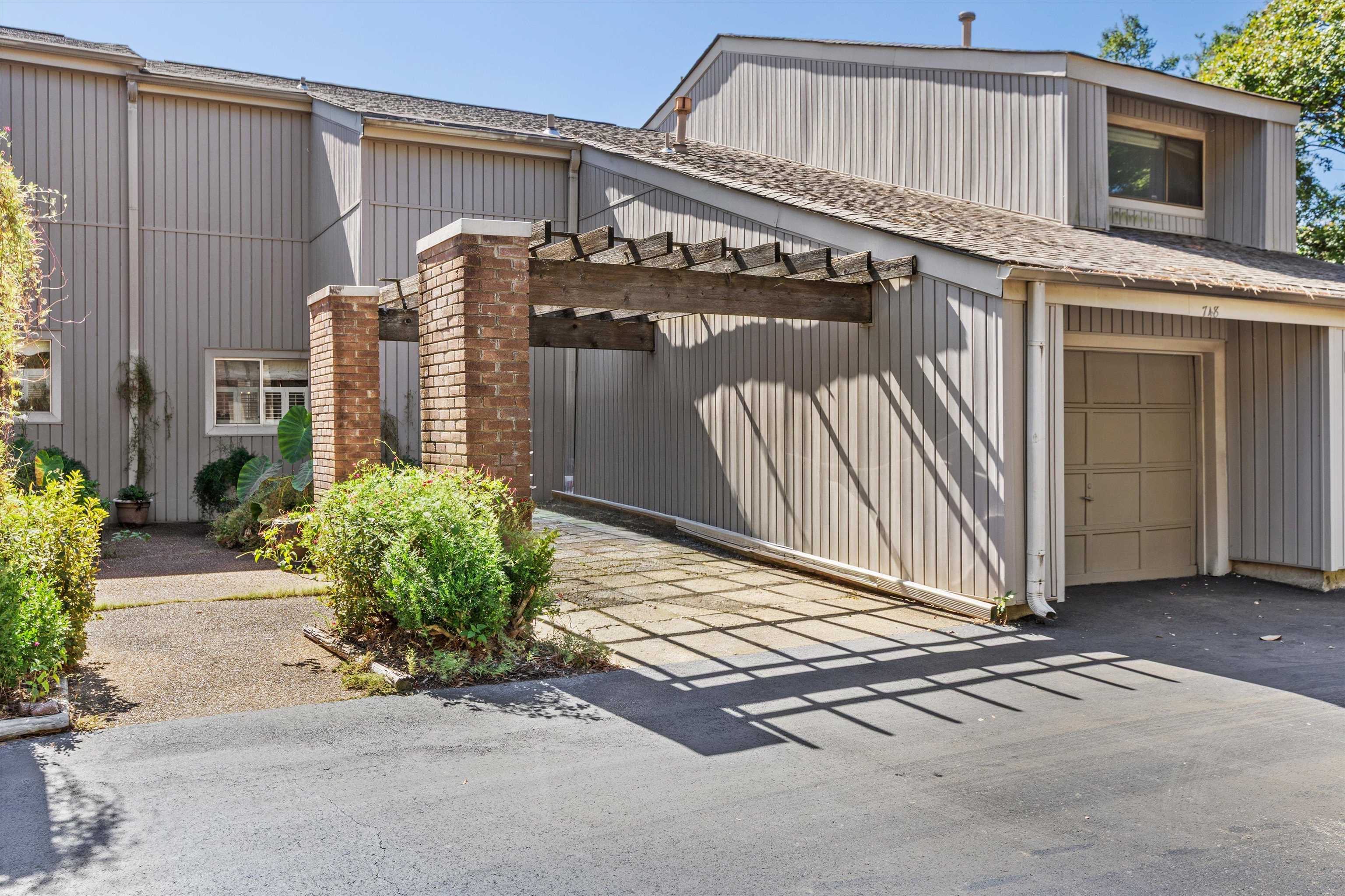 748 Hedgegrove Dr — photo