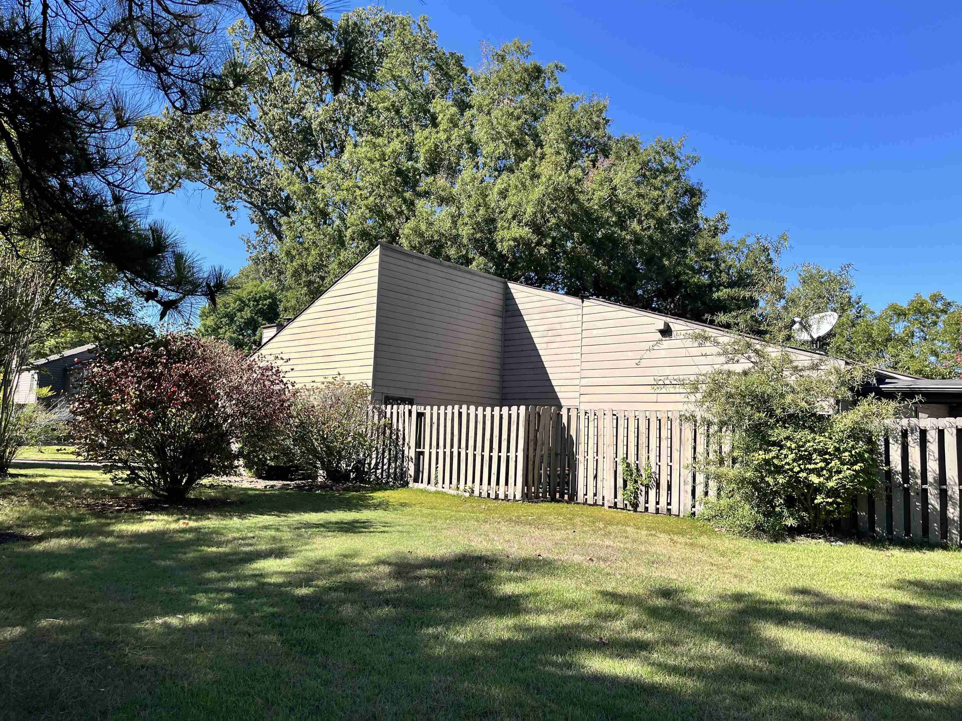 1679 S Ravenhill Dr — photo