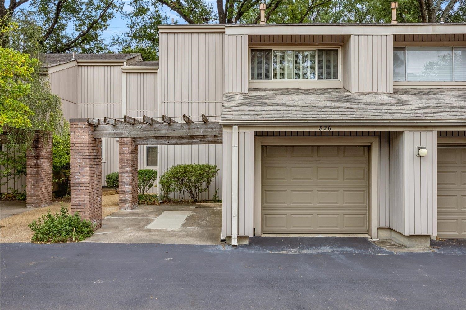 826 Thistledown Dr — photo
