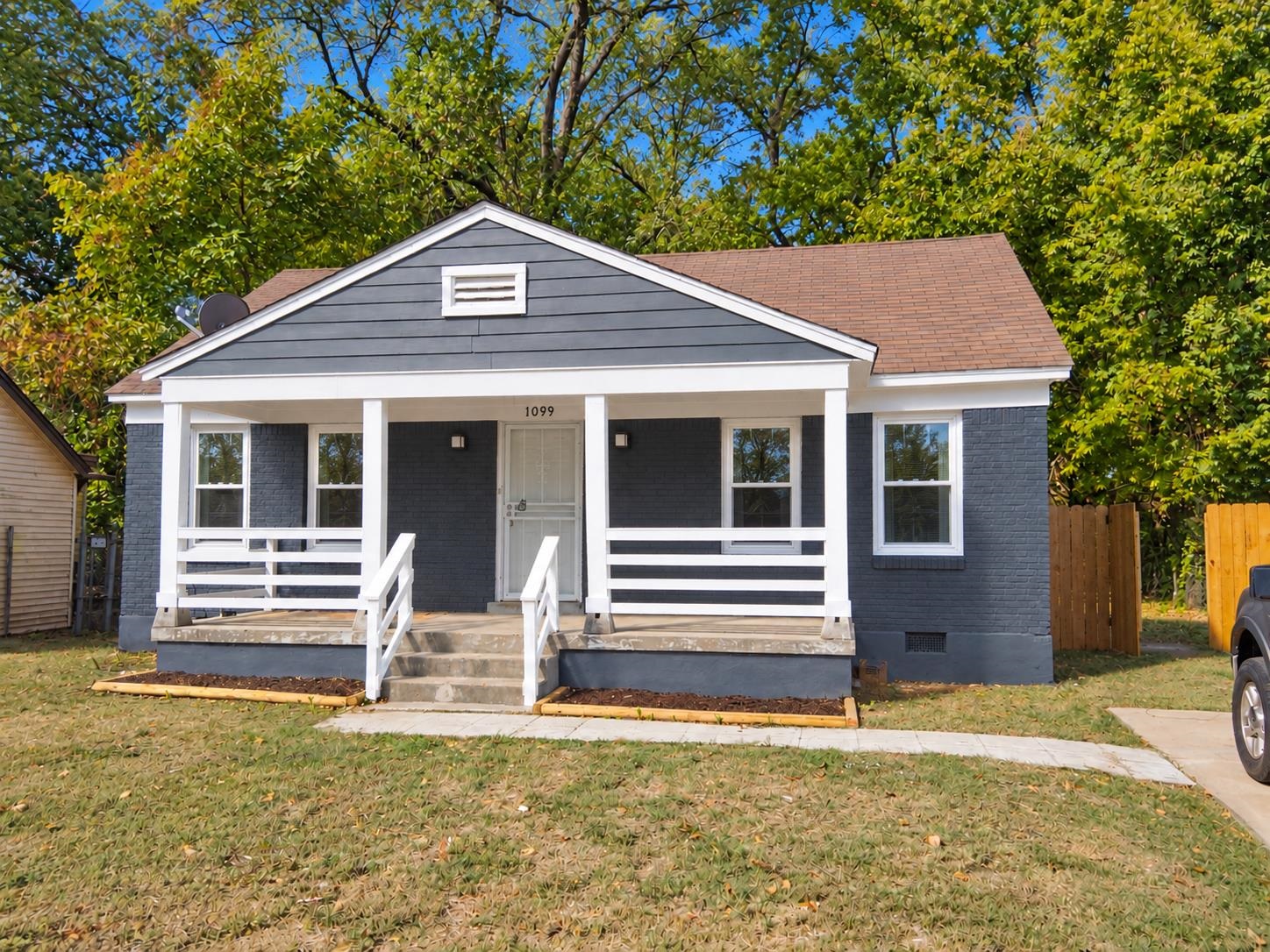 1099 W Lexington Cir — photo