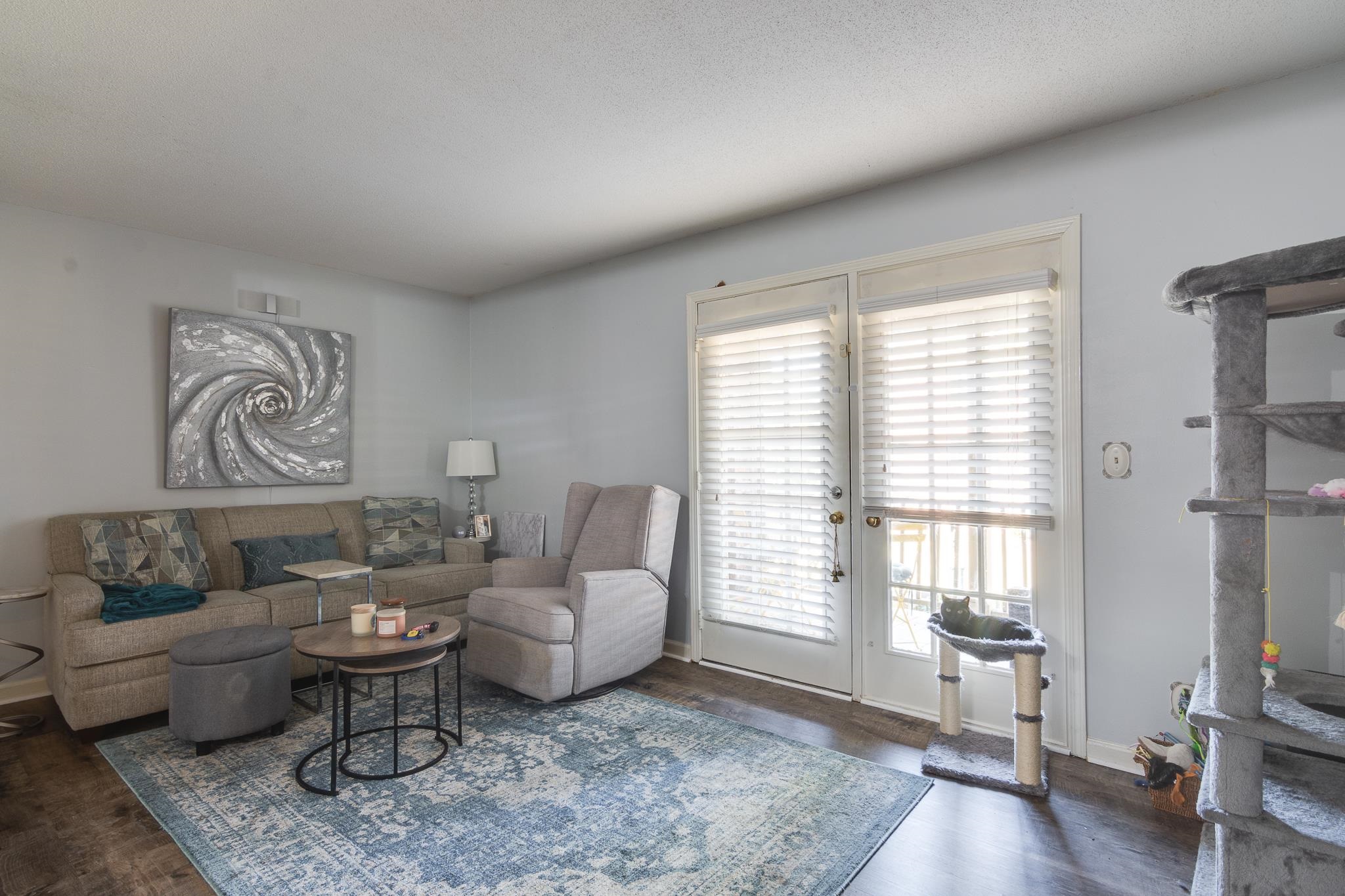 1208 Middle Ct — photo