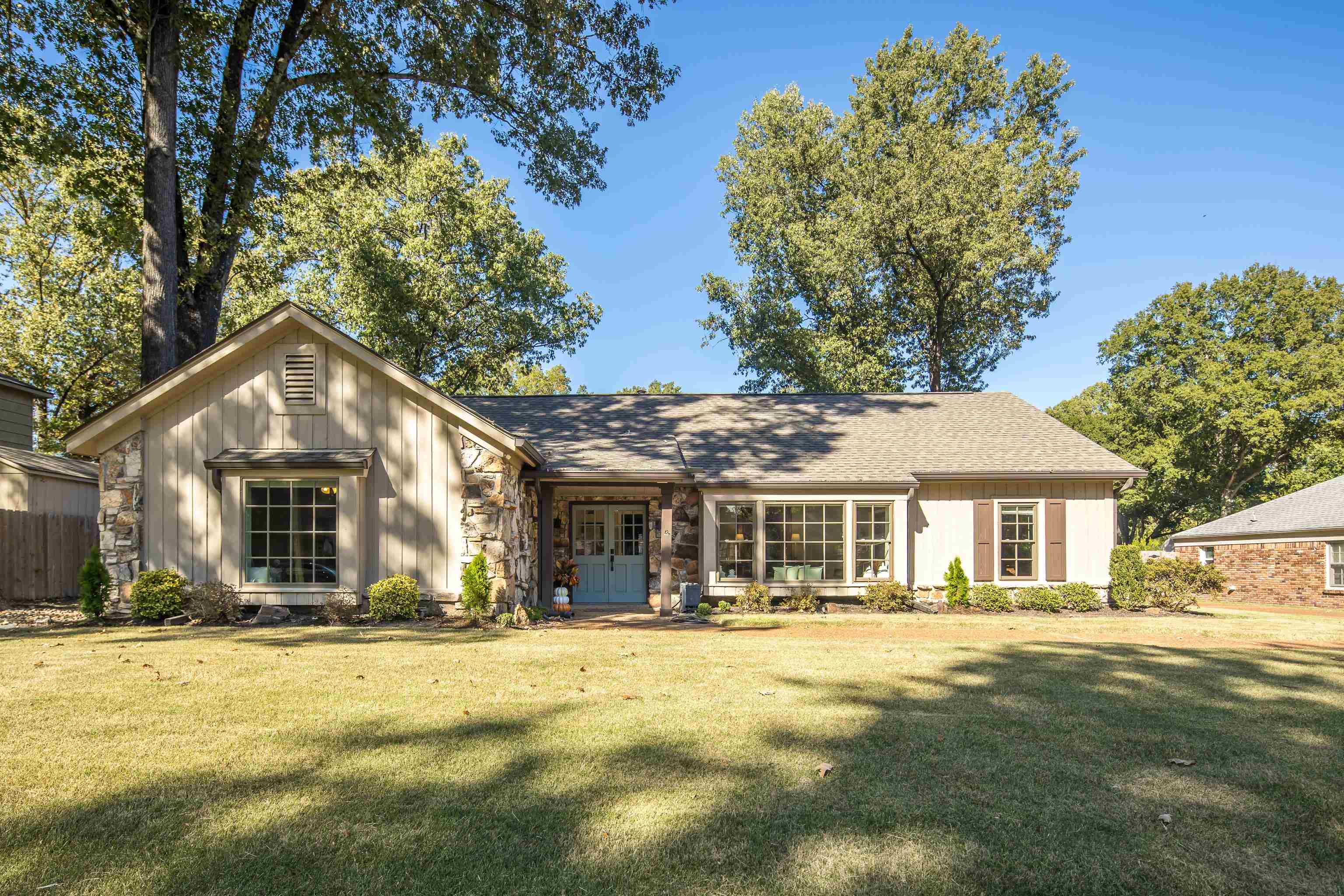 7452 Apple Valley Rd — photo