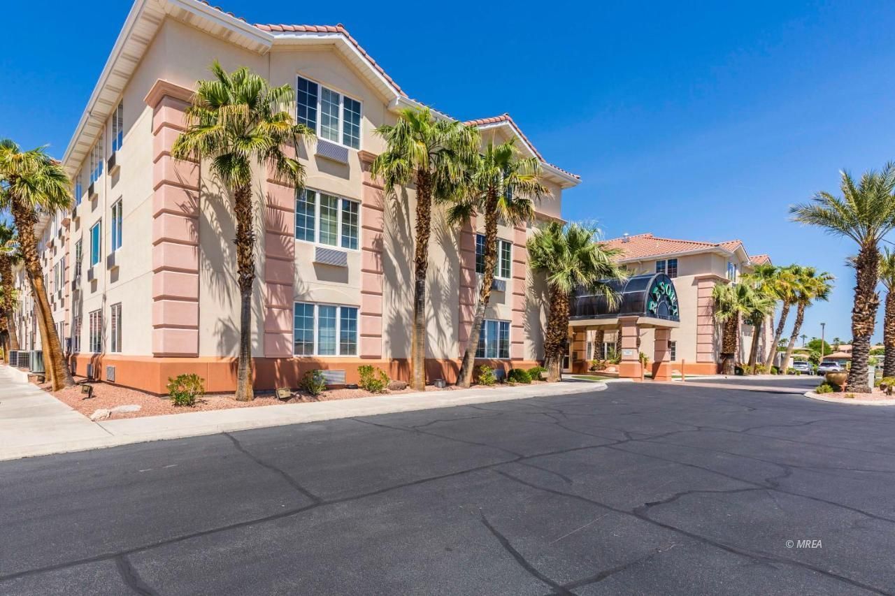 555 Highland Dr 207 — photo