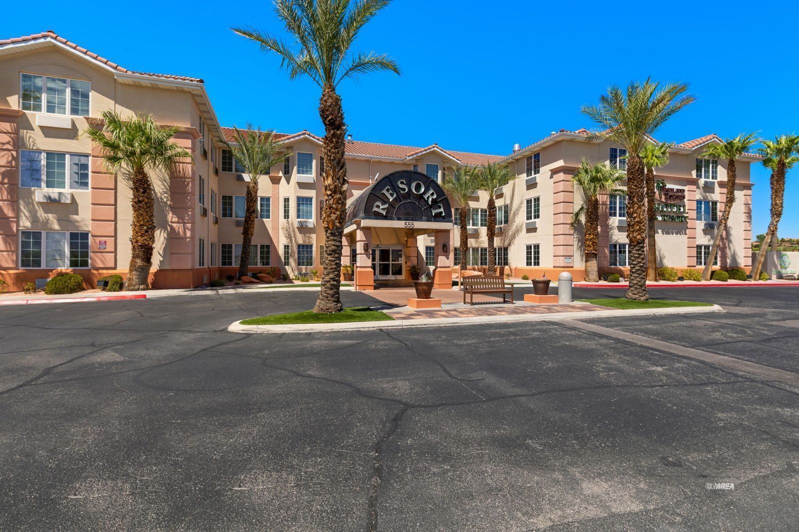 555 Highland Dr 330 — photo