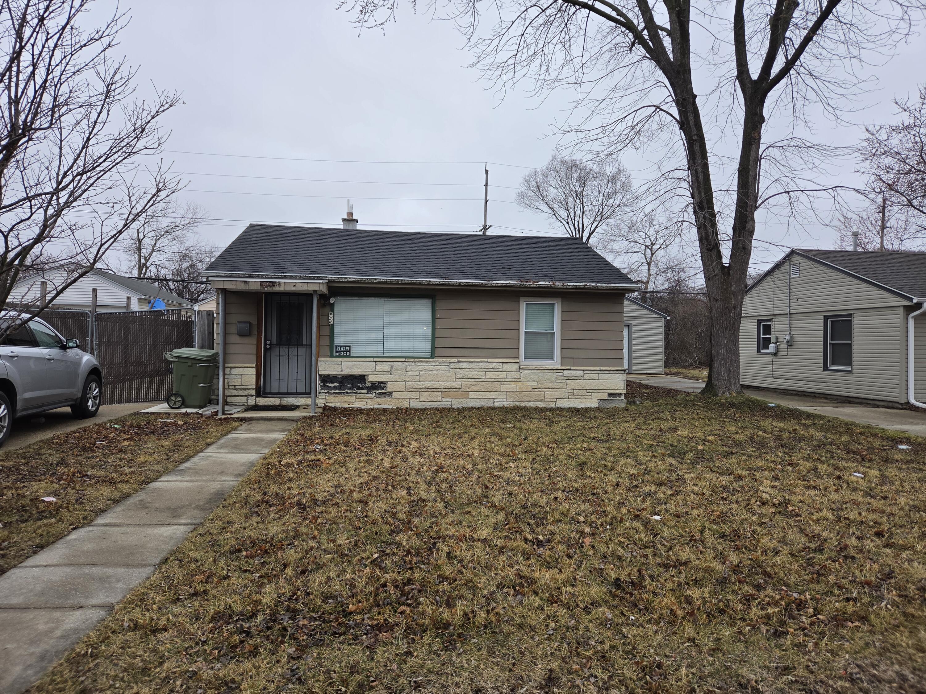 5808 W Carmen Ave — photo