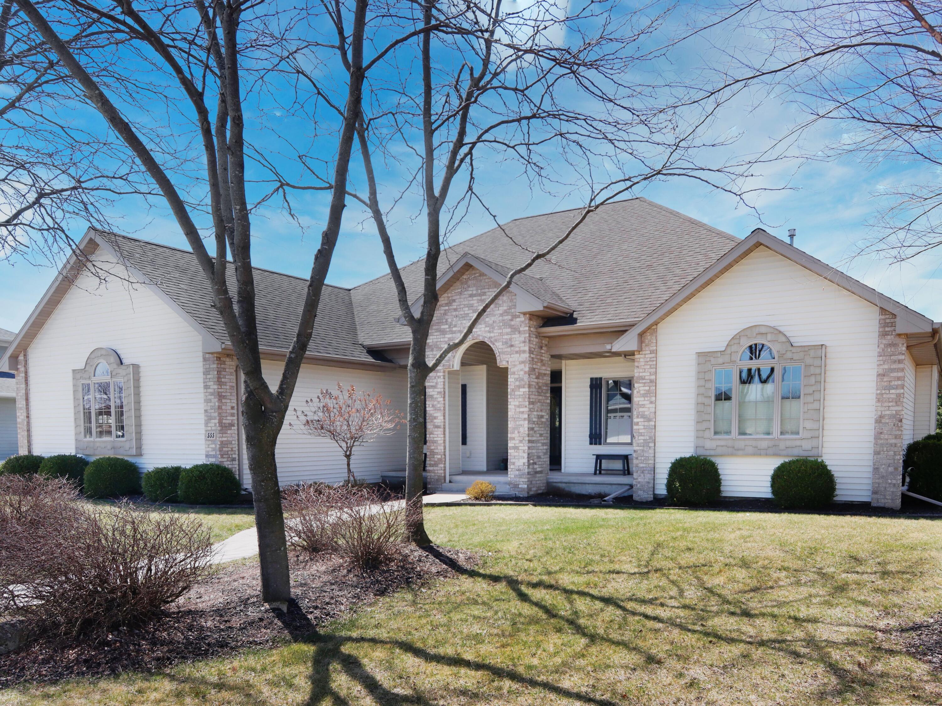 555 Moraine Dr — photo