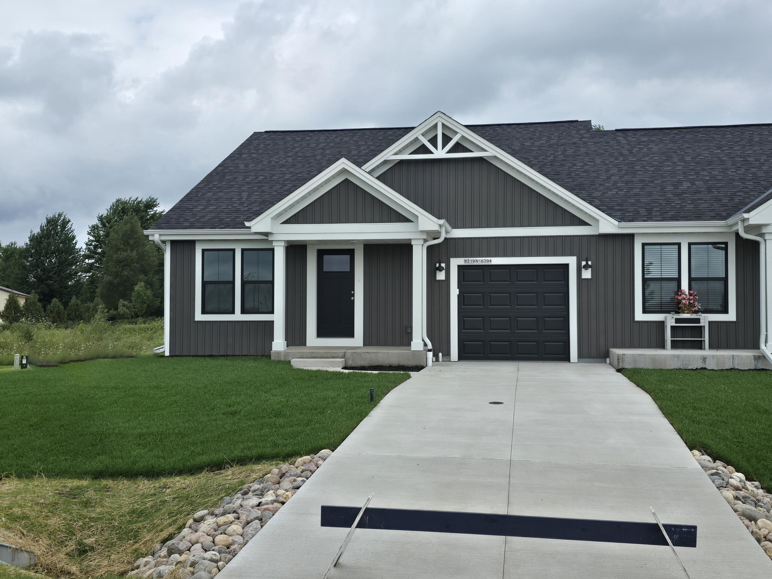 W219N16394 Jasmine Ct — photo