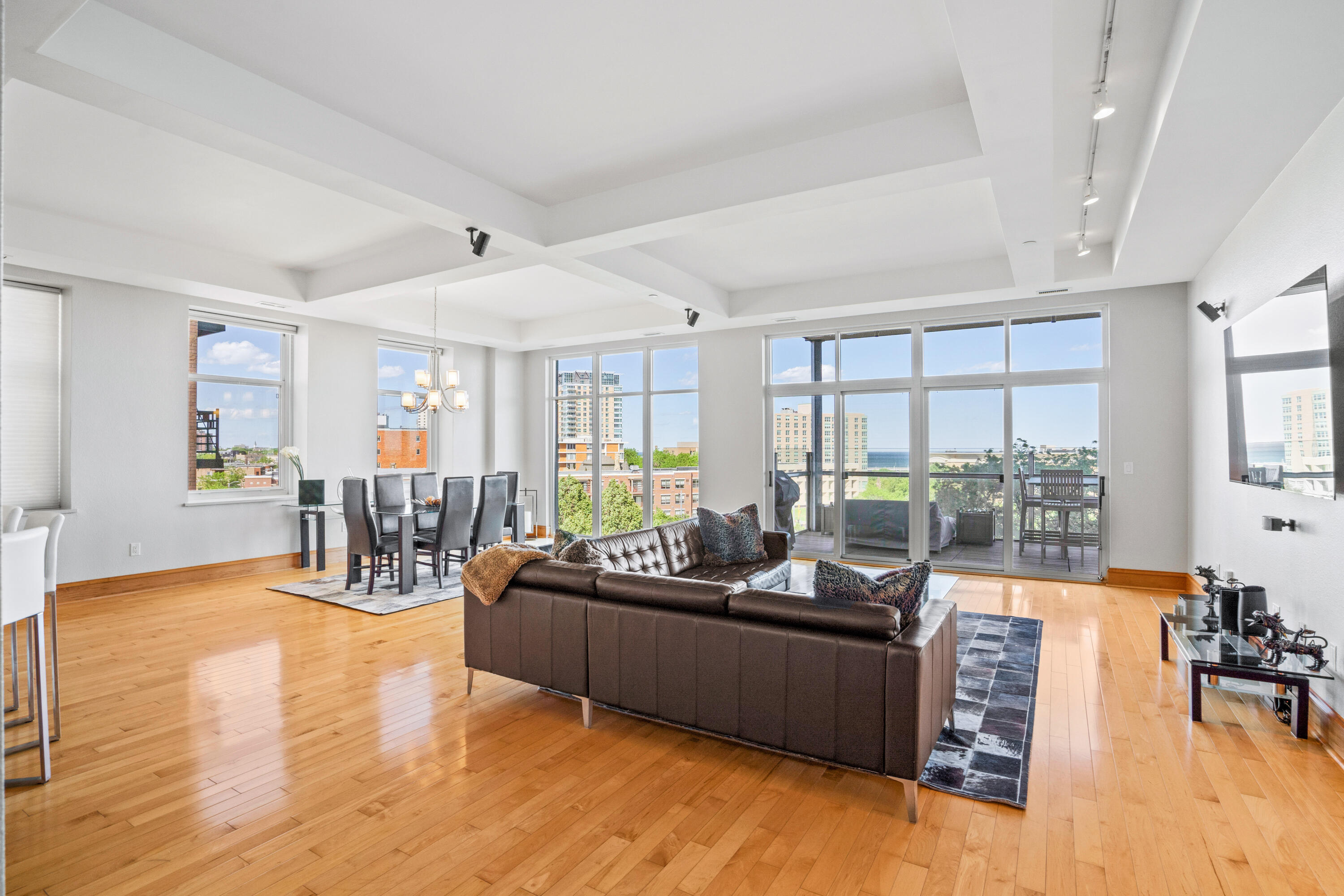 1313 N Franklin Pl, 406 — photo