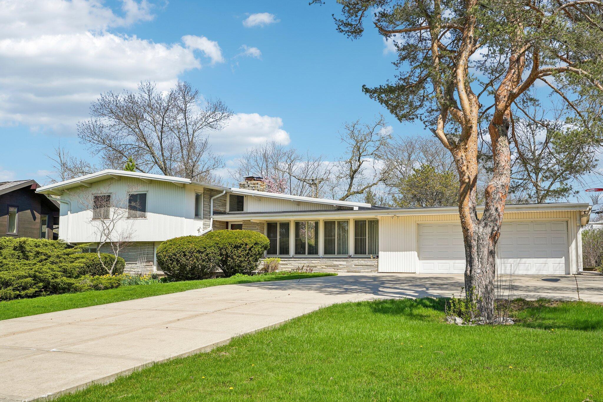 1136 E Brown Deer Rd — photo