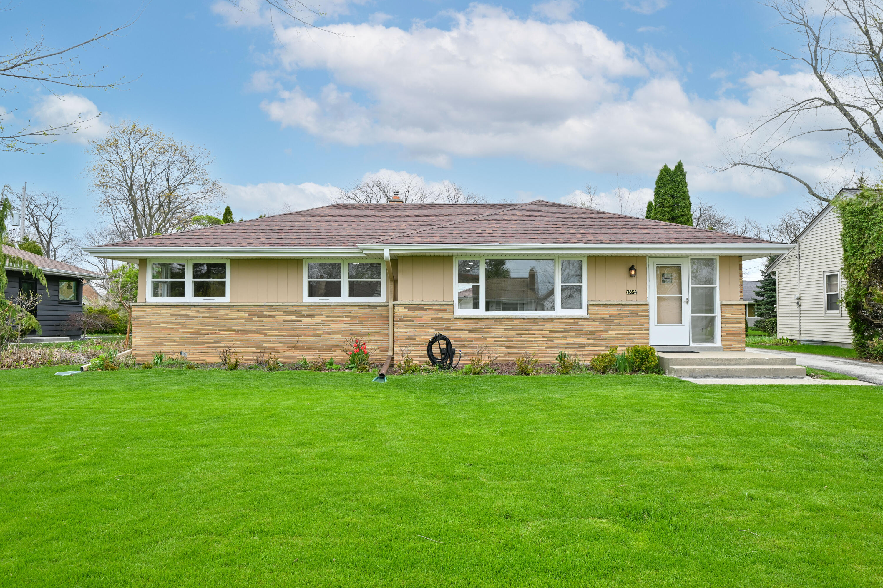 7654 N Seneca Rd, Fox Point, WI 53217