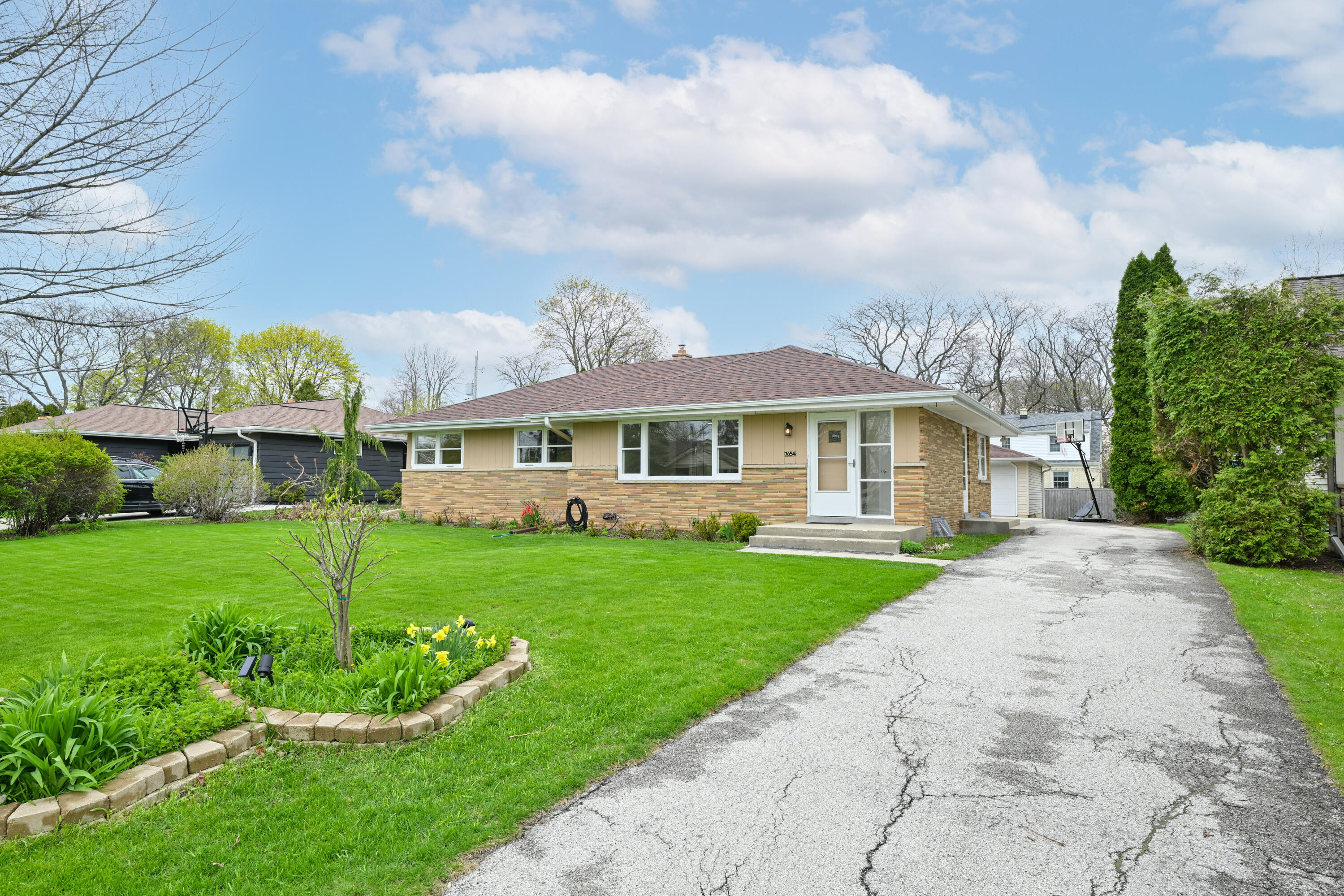 7654 N Seneca Rd, Fox Point, WI 53217 — photo 2