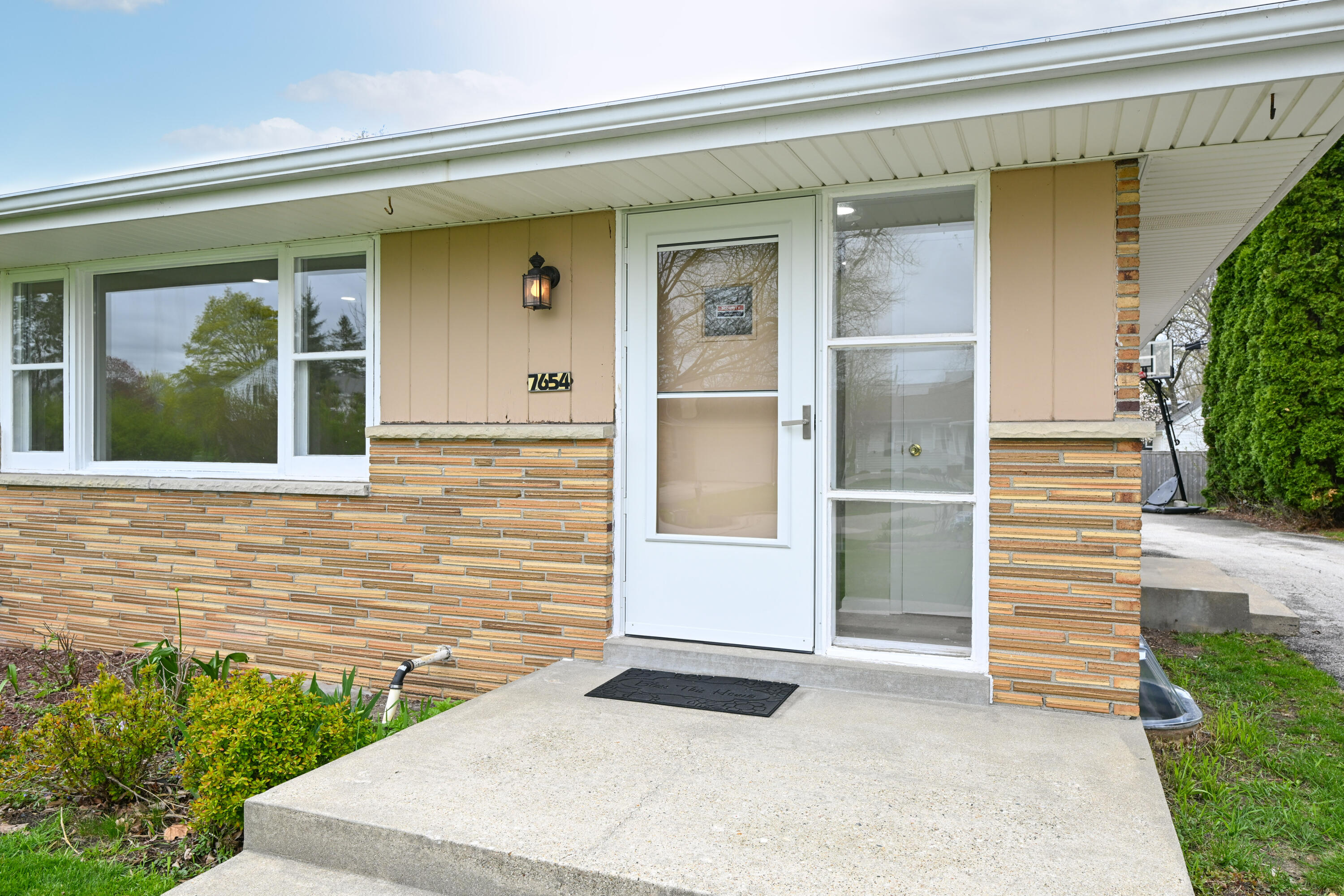 7654 N Seneca Rd, Fox Point, WI 53217 — photo 3