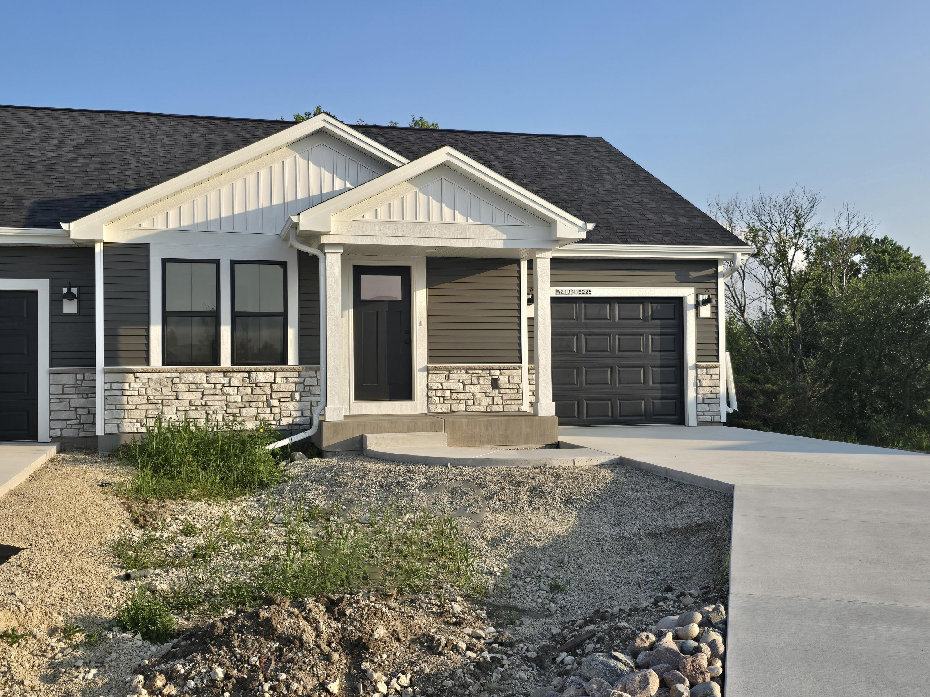 W219N16225 Primrose Ct — photo