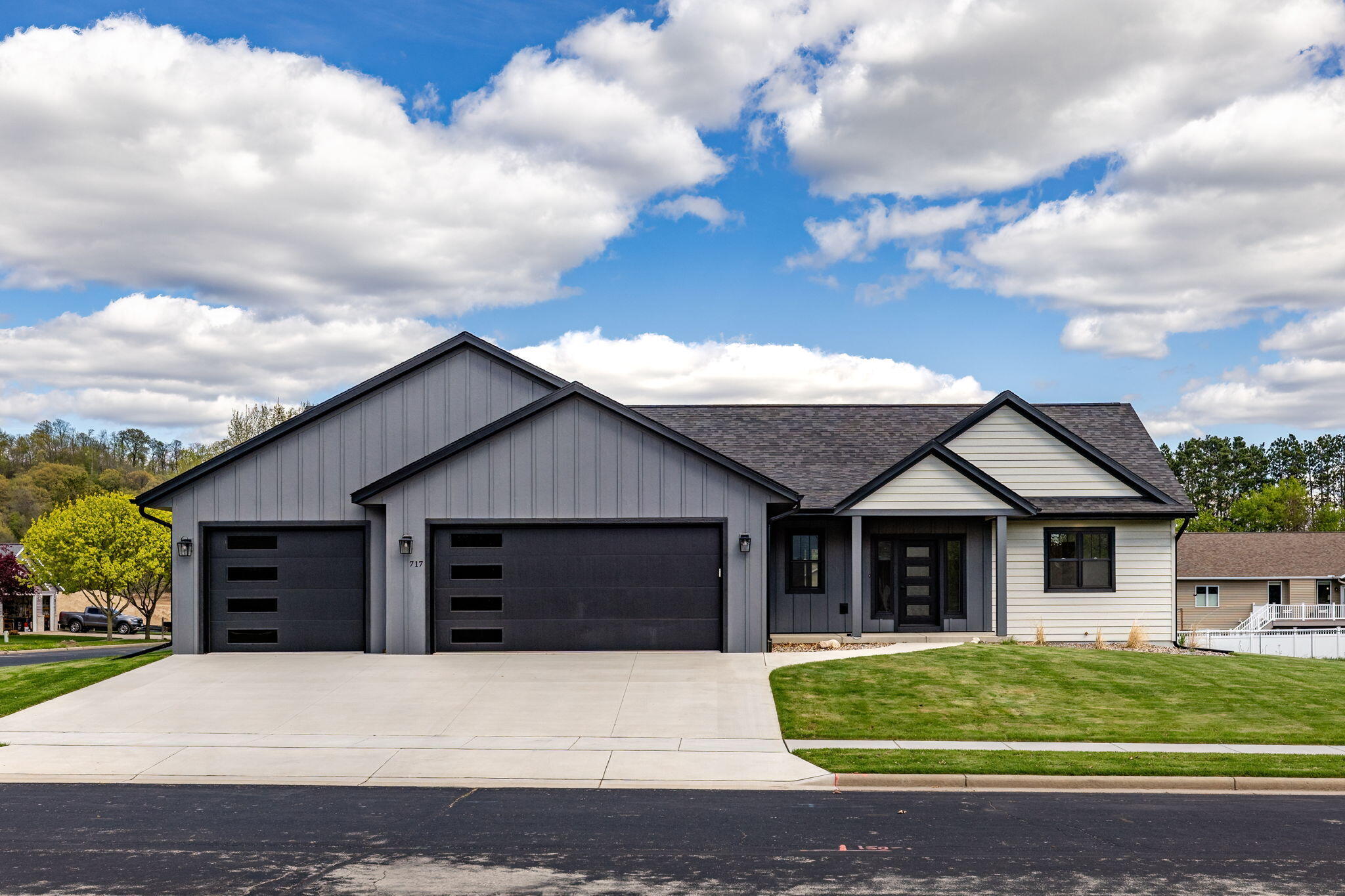717 Tamarack Trl — photo