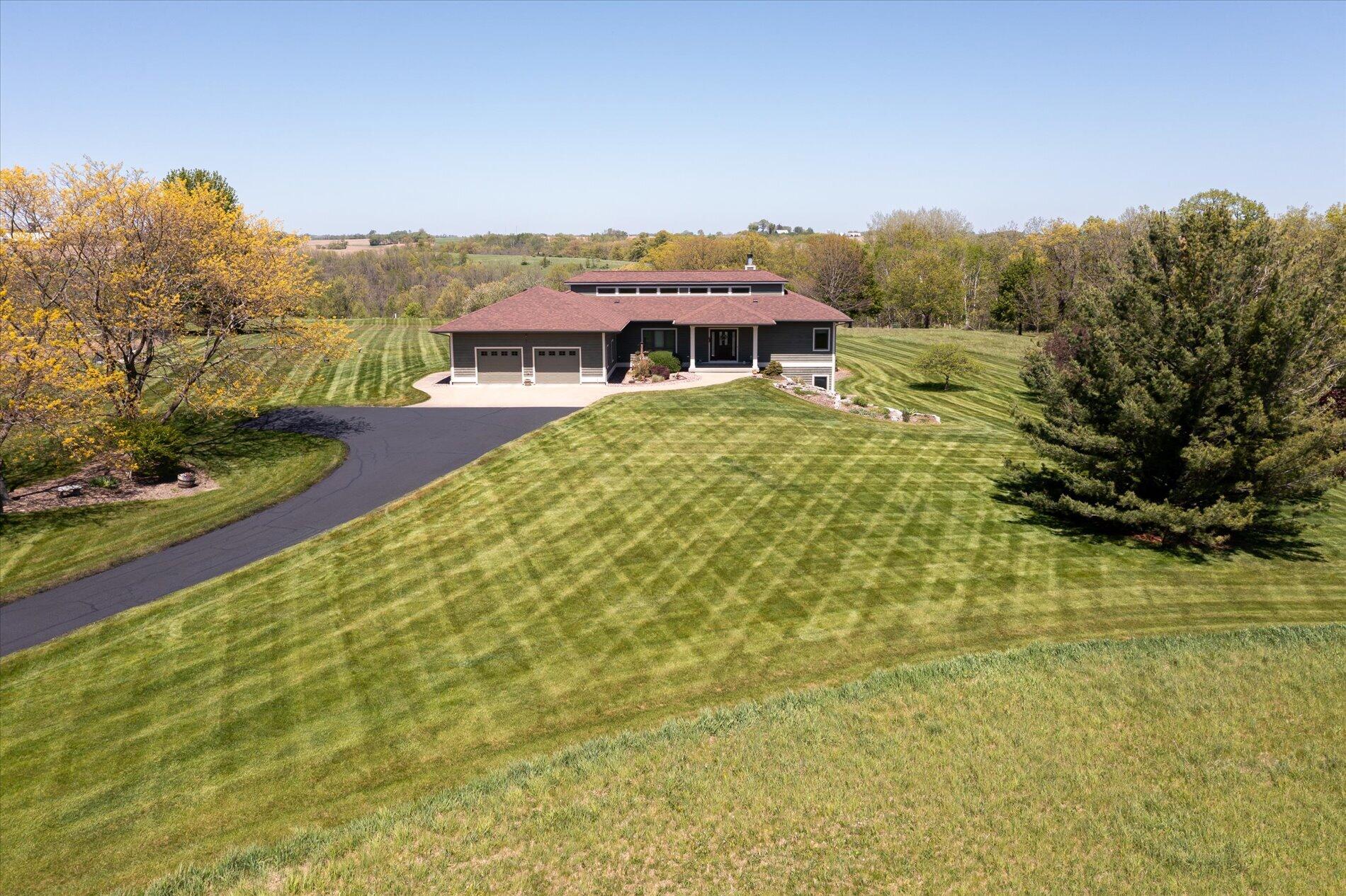 E8082 a Upper Maple Dale Rd — photo