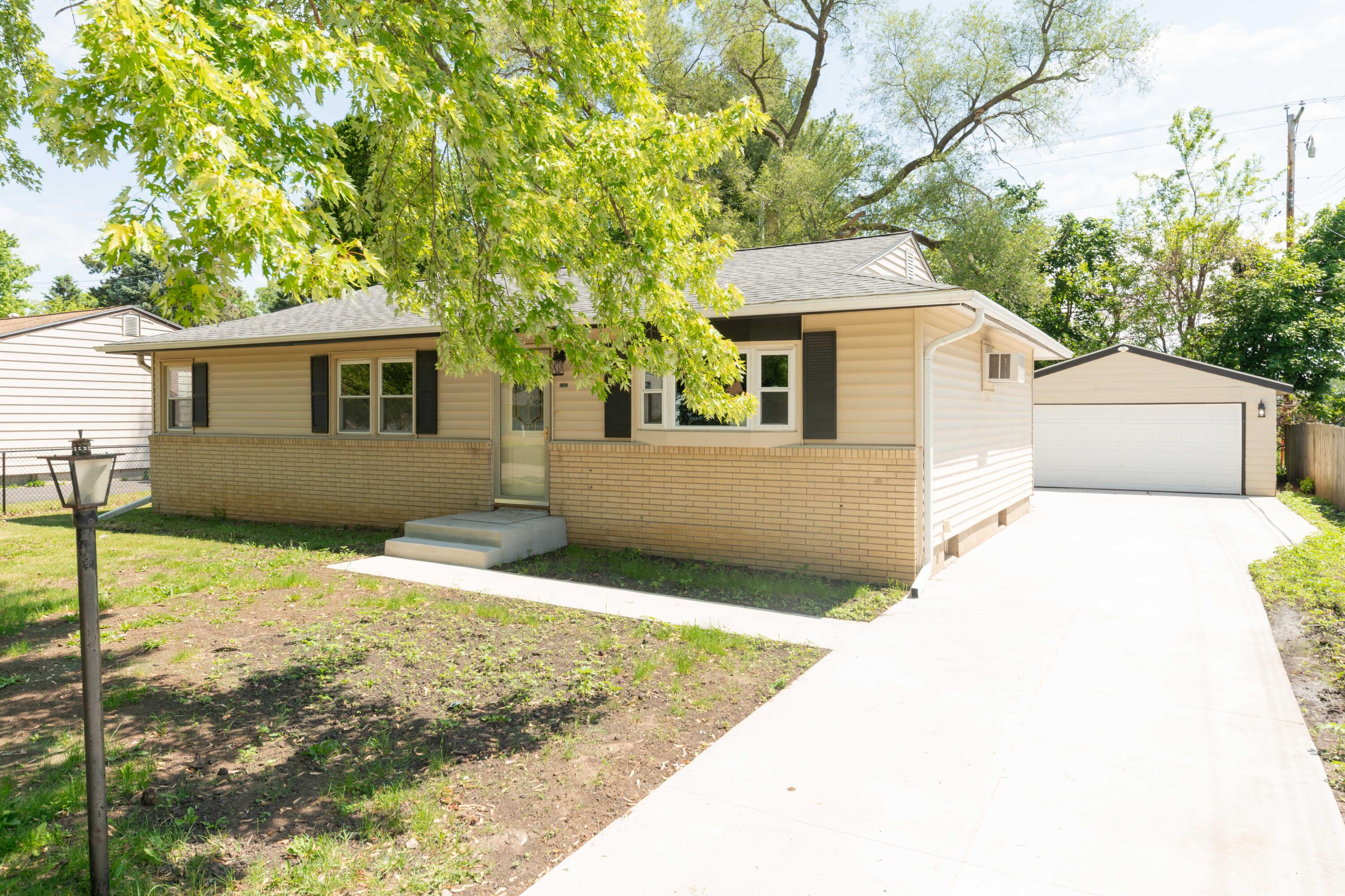 2261 Robinson Dr — photo