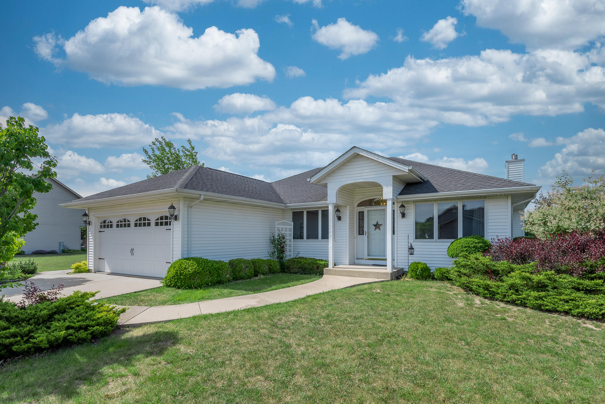 168 White Oak Ct — photo