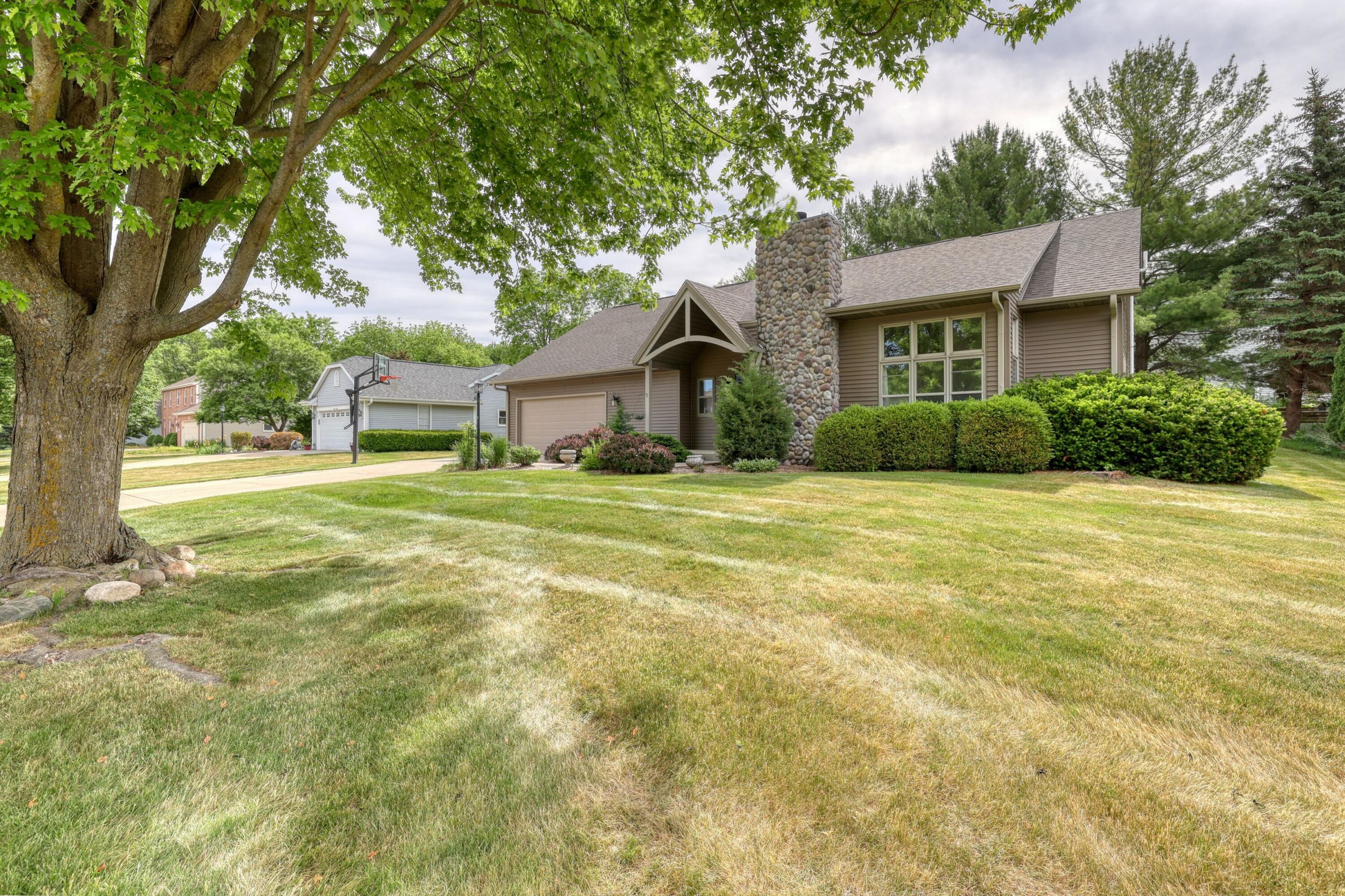 798 Greenway Ter — photo